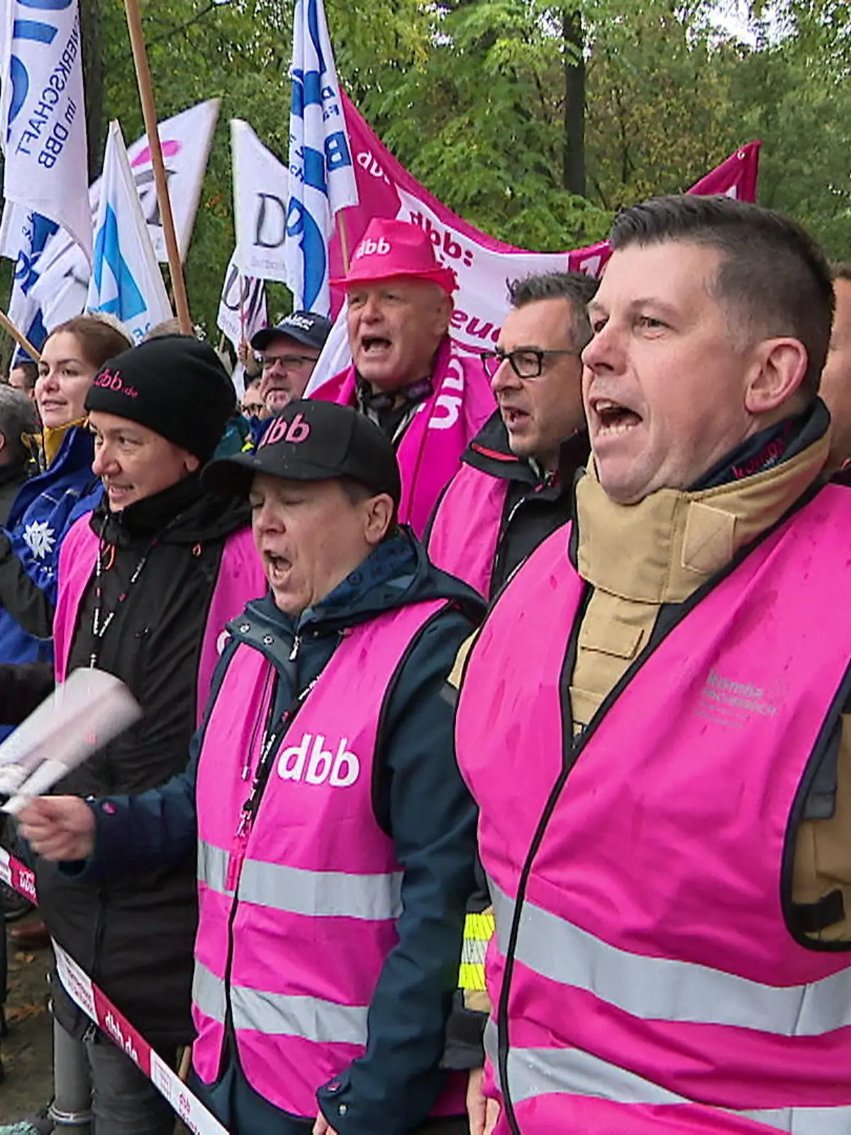 Heute haben die Tarifverhandlungen für den öffentlichen Dienst der Länder begonnen. Es geht um Milliarden. Lehrer, Pfleger, Erzieher und Polizisten wollen mehr verdienen. Üblicherweise werden auch die Beamten in den Geldsegen mit eingebunden. Da die Gewerkschaften und Arbeitgeber weit auseinanderliegen, wird es wohl Warnstreiks auch in NRW geben.