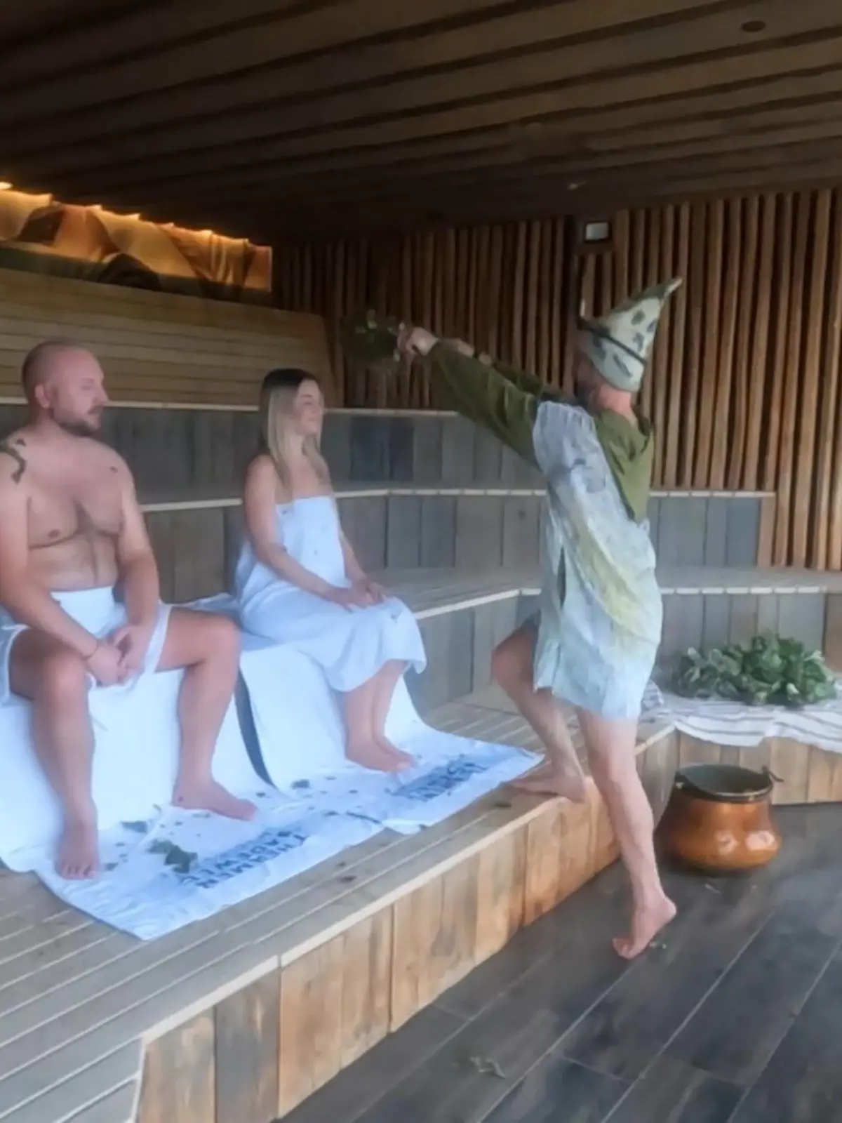 In der Therme Euskirchen findet zurzeit das „Herbarium“ statt. Ein Natur- und Kräuter-Festival. 30 Sauna-Meister aus verschiedenen Ländern sind angereist. Sie kommen zum Beispiel aus Rumänien, Japan oder Italien, um ihre Aufgüsse und Rituale zu zelebrieren. Auch Benoit de Bock aus Belgien ist dabei. Der 38-Jährige führt ein lettisches Ritual durch. „Pirts“ genannt, zu Deutsch: Sauna. Dafür verwendet Benoit de Bock verschiedene Zweige.

„Herbarium“ noch bis Samstag

Wenn auch Sie ins Schwitzen kommen wollen: Das Festival in der Therme Euskirchen geht noch bis Samstag. Jeder Besucher kann daran teilnehmen. Gezahlt wird nur der normale Eintrittspreis. Ab 29 Euro für vier Stunden. Der Besuch sollte vorab online gebucht werden.