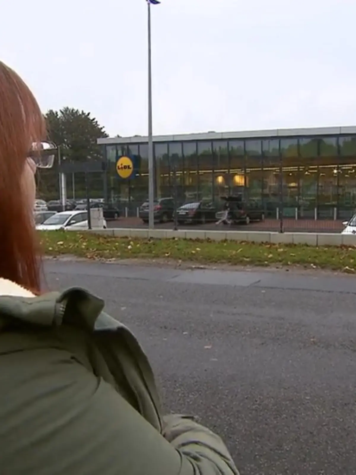Stellen Sie sich vor, Sie kaufen gerade ein. Sie stehen lange in der Schlange an der Kasse. Es geht einfach nicht voran. Plötzlich merken Sie, dass ihre Blase drückt. So stark, dass Sie kaum einhalten können. Genau das ist einer 29-jährigen Frau aus dem Rhein-Sieg Kreis in einem Supermarkt passiert. Doch auf die Toilette durfte sie nicht. Nach eigenen Angaben machte sie sich deshalb im Auto in die Hose.