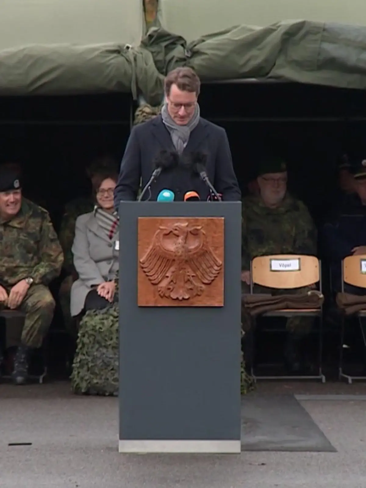 Immer noch herrscht in Europa Krieg! Um für den Ernstfall im eigenen Land vorbereitet zu sein, sucht die Bundeswehr freiwillige Unterstützer. In Münster haben sogenannte Heimatschützer heute ihren Dienst aufgenommen. Auch Ministerpräsident Hendrik Wüst war beim Aufstellungsappell des Heimatschutzregiments 2 dabei.