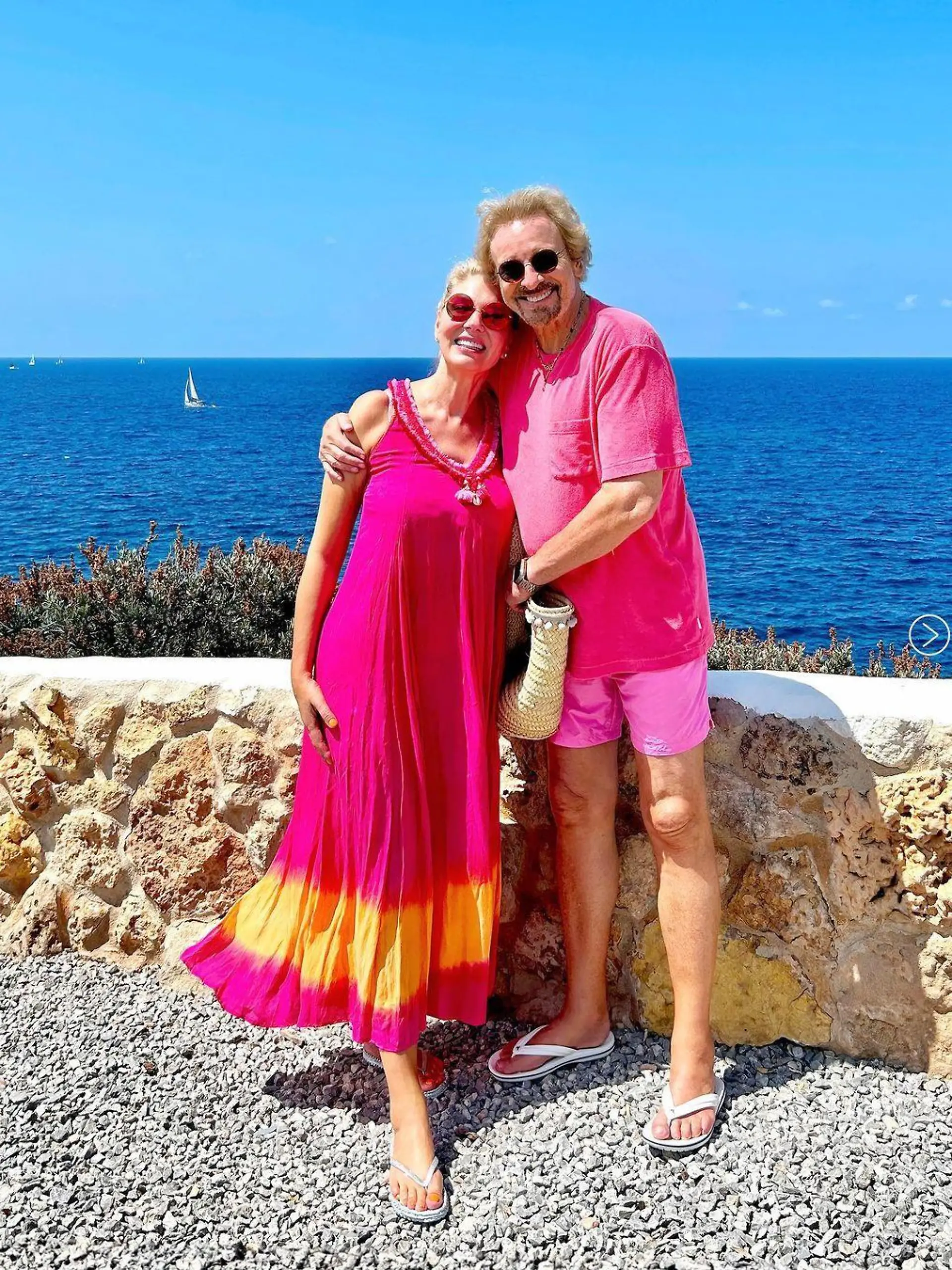 Thomas Gottschalk und seine Partnerin Karina Mroß begeistern ihre Follower mit ihren Outfits im „Barbie & Ken“-Style.