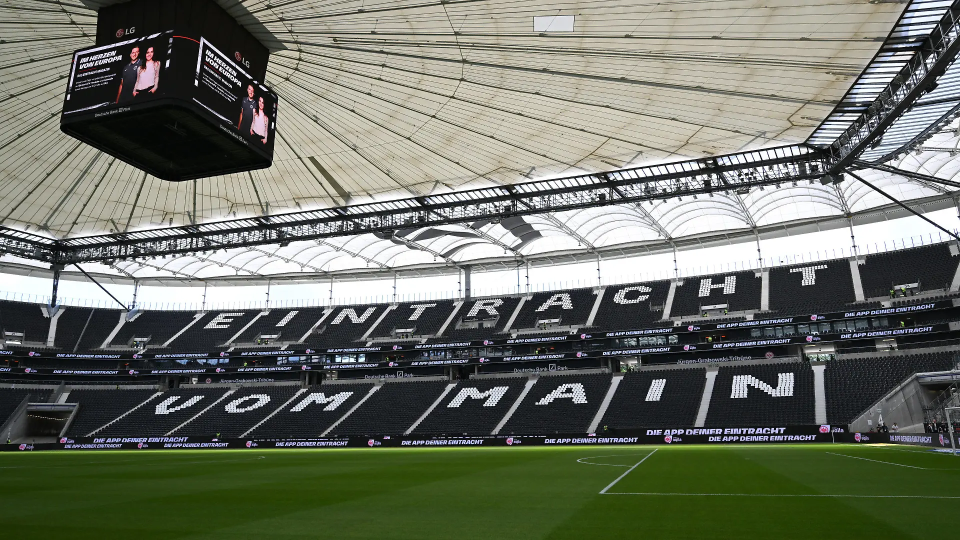 ARCHIV - 05.08.2023, Hessen, Frankfurt/Main: Fußball, Bundesliga, Saison 2023/24, Testspiele, Eintracht Frankfurt - Nottingham Forrest im Deutsche Bank Park. Leeres Stadion mit geschlossener Überdachung. Hier spielt im November zweimal die NFL. (zu dpa: «Welche Fußball-Verbände für die NFL Platz machen mussten») Foto: Arne Dedert/dpa +++ dpa-Bildfunk +++
