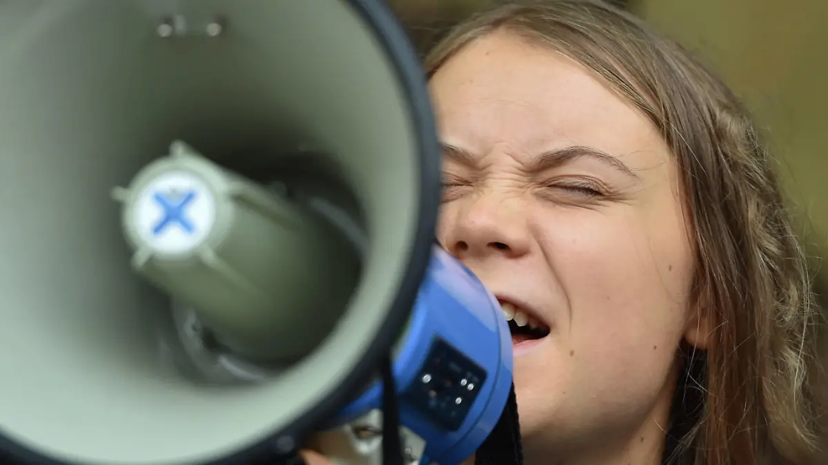 October 19, 2023, London, England, United Kingdom: GRETA THUNBERG joins activists from Fossil Free London in an Oily Money Out protest held outside the JP Morgan offices in Canary Wharf. London United Kingdom - ZUMAk172 20231019_zip_k172_001 Copyright: xThomasxKrychx