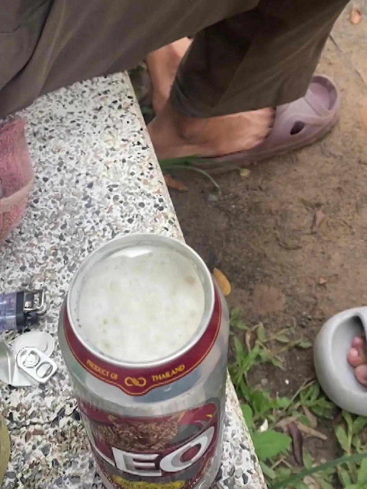 Dieser Mann hat den Dreh raus. Aus einer einfachen Getränkedose bastelt er in nur wenigen Sekunden mithilfe eines Feuerzeugs und einem Lappen ein fast schon edles Trinkgefäß.