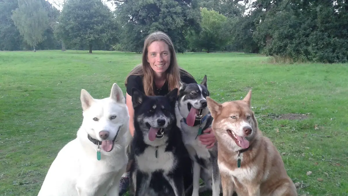Hier posiert die Mutter des toten Babys mit ihren geliebten Huskys.
