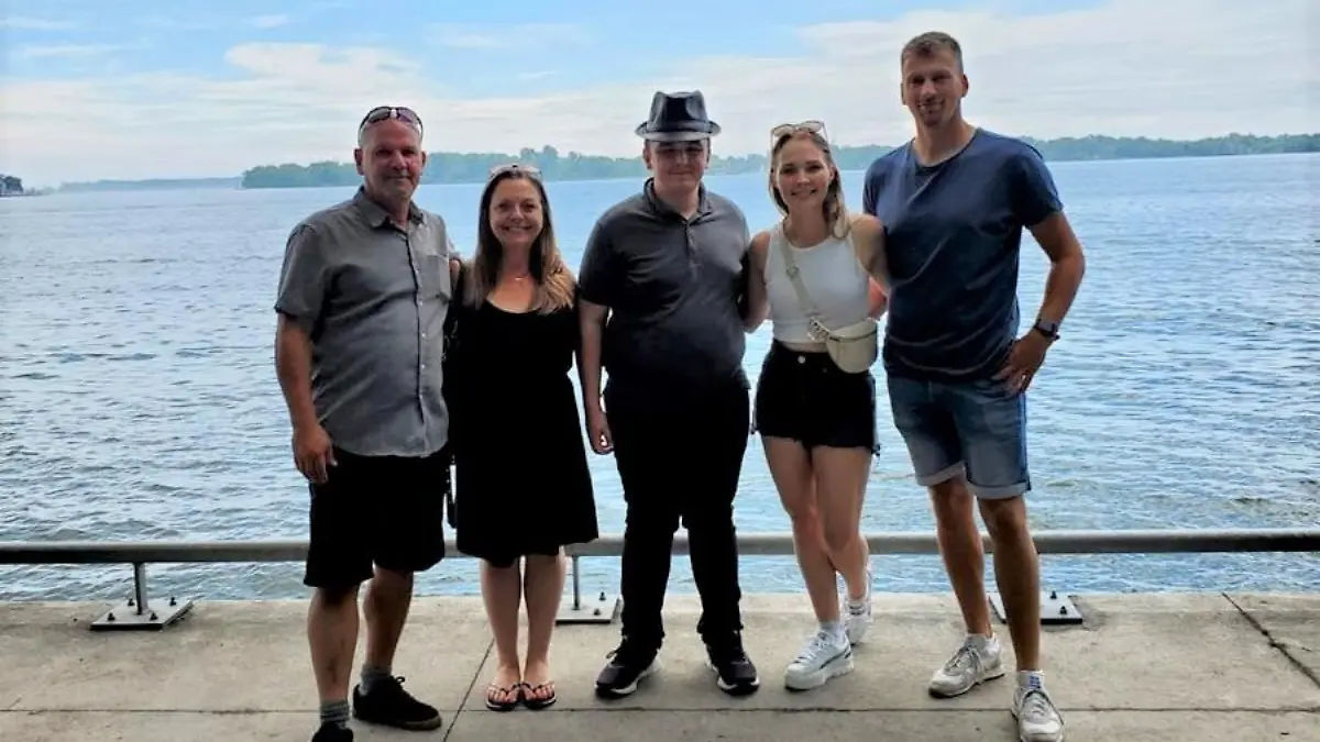Justine und Justin mit seiner Familie am Lake Ontario.