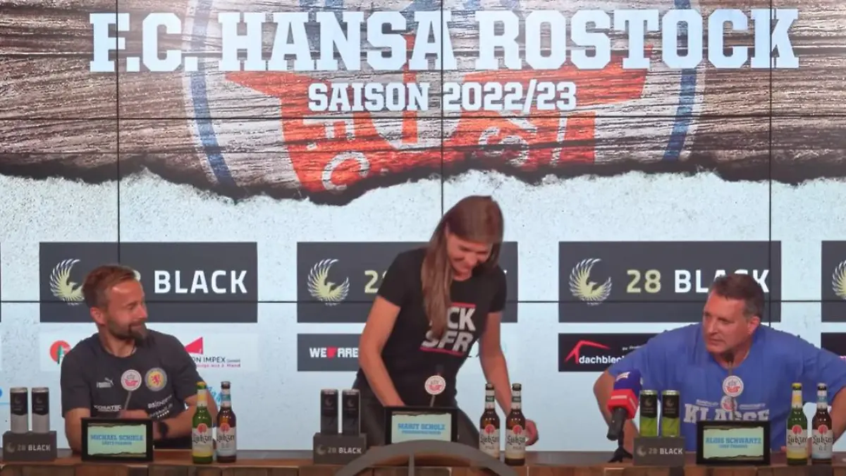 Wegen diesem Shirt muss Hansa-Pressesprecherin Marit Scholz nun eine heftige Geldstrafe zahlen.