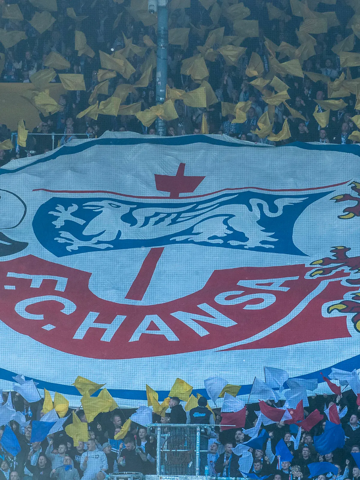 22.10.2023, GER, Herren, Fußball, 2. Fußball-Bundesliga, 2. FBL, Saison 2023/2024, FC Hansa Rostock - KSV Holstein Kiel Chores im Fanblock von Hansa Rostock. Rostock Ostseestadion Mecklenburg-Vorpommern Deutschland *** 22 10 2023, GER, Men, Football, 2 Football Bundesliga, 2 FBL, season 2023 2024, FC Hansa Rostock KSV Holstein Kiel Choruses in the fan block of Hansa Rostock Rostock Ostseestadion Mecklenburg Vorpommern Germany.