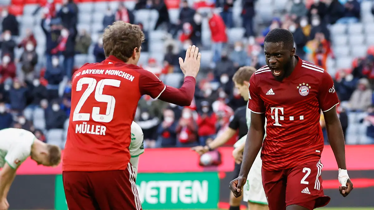  20.02.2022, Fussball, 1. Bundesliga, 23. Spieltag, FC Bayern Muenchen - SpVgg Greuther Fuerth, GER, Muenchen, Allianz Arena Bild: v. li. Thomas Mueller FC Bayern Muenchen und Dayot Upamecano FC Bayern Muenchen, Jubel nach dem Tor zum 2.1, jubelnd, bejubelt, jubelt, jubeln, emotionen DFL REGULATIONS PROHIBIT ANY USE OF PHOTOGRAPHS AS IMAGE SEQUENCES AND/OR QUASI-VIDEO. *** 20 02 2022, Football, 1 Bundesliga, 23 Matchday, FC Bayern Muenchen SpVgg Greuther Fuerth, GER, Muenchen, Allianz Arena Picture from left Thomas Mueller FC Bayern Muenchen and Dayot Upamecano FC Bayern Muenchen , cheering after the goal to 2 1, cheering, cheering, cheering, emotions DFL REGULATES PROHIBIT ANY USE OF PHOTOGRAPHS AS IMAGE SEQUENCES AND OR QUASI VIDEO Copyright: HMBxMedia/xHeikoxBecker