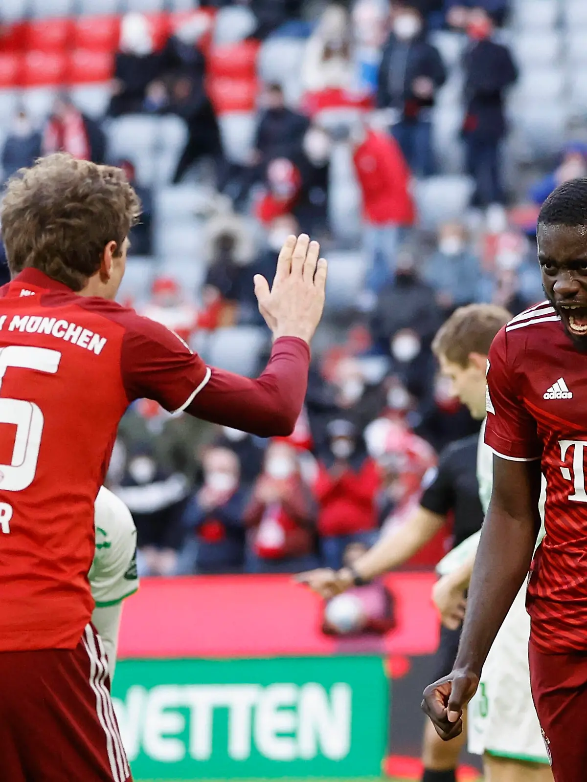  20.02.2022, Fussball, 1. Bundesliga, 23. Spieltag, FC Bayern Muenchen - SpVgg Greuther Fuerth, GER, Muenchen, Allianz Arena Bild: v. li. Thomas Mueller FC Bayern Muenchen und Dayot Upamecano FC Bayern Muenchen, Jubel nach dem Tor zum 2.1, jubelnd, bejubelt, jubelt, jubeln, emotionen DFL REGULATIONS PROHIBIT ANY USE OF PHOTOGRAPHS AS IMAGE SEQUENCES AND/OR QUASI-VIDEO. *** 20 02 2022, Football, 1 Bundesliga, 23 Matchday, FC Bayern Muenchen SpVgg Greuther Fuerth, GER, Muenchen, Allianz Arena Picture from left Thomas Mueller FC Bayern Muenchen and Dayot Upamecano FC Bayern Muenchen , cheering after the goal to 2 1, cheering, cheering, cheering, emotions DFL REGULATES PROHIBIT ANY USE OF PHOTOGRAPHS AS IMAGE SEQUENCES AND OR QUASI VIDEO Copyright: HMBxMedia/xHeikoxBecker