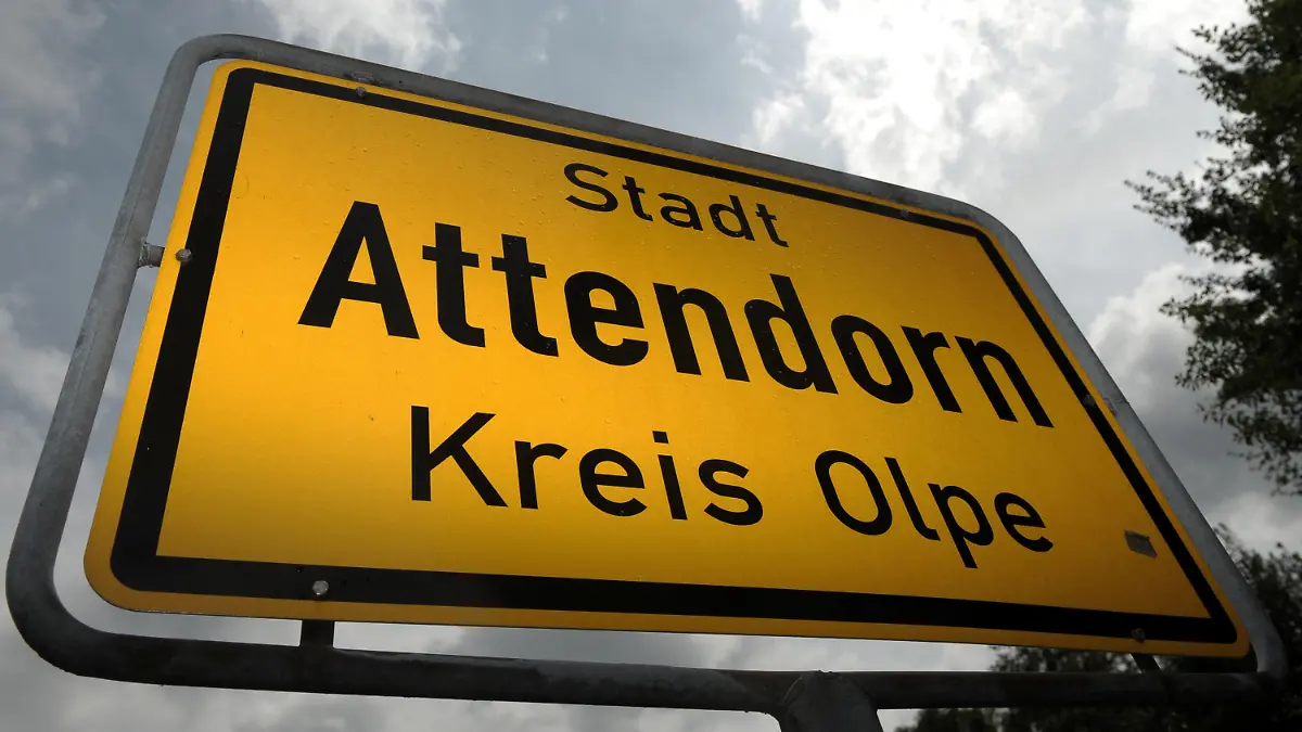 ARCHIV - 07.07.2009, Nordrhein-Westfalen, Attendorn: ILLUSTRATION - Das Ortsschild in Attendorn (Nordrhein-Westfalen). Ein acht Jahre altes Mädchen soll nahezu sein gesamtes Leben lang in einem Haus im Sauerland festgehalten worden sein. (zu dpa: ««Außenwelt nicht gesehen» - Kind wohl jahrelang in Haus festgehalten») Foto: Franz-Peter Tschauner/dpa +++ dpa-Bildfunk +++