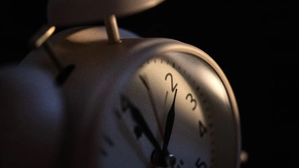Ein Wecker zeigt zwei Uhr an.