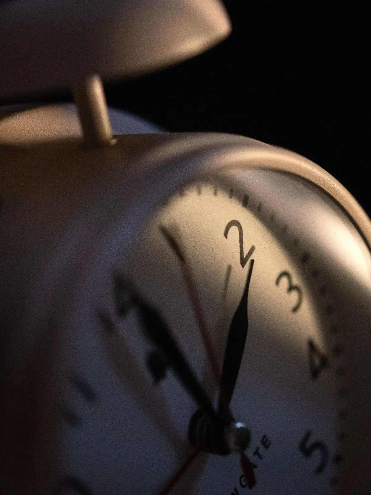 Ein Wecker zeigt zwei Uhr an.