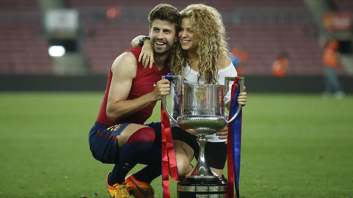 epaselect epa04776564 FC Barcelona's Gerard Pique (L), with his girlfriend, Colombian singer Shakira, celebrates his team's victory over Athletic Bilbao at the end of the Spanish King's Cup final match at Camp Nou stadium in Barcelona, Spain, 30 May 2015. EPA/Andreu Dalmau ++