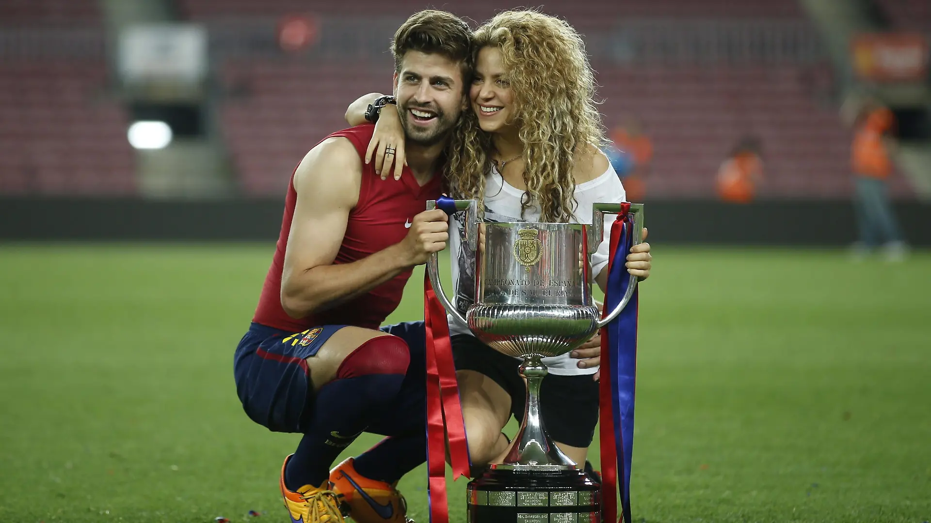 epaselect epa04776564 FC Barcelona's Gerard Pique (L), with his girlfriend, Colombian singer Shakira, celebrates his team's victory over Athletic Bilbao at the end of the Spanish King's Cup final match at Camp Nou stadium in Barcelona, Spain, 30 May 2015. EPA/Andreu Dalmau ++