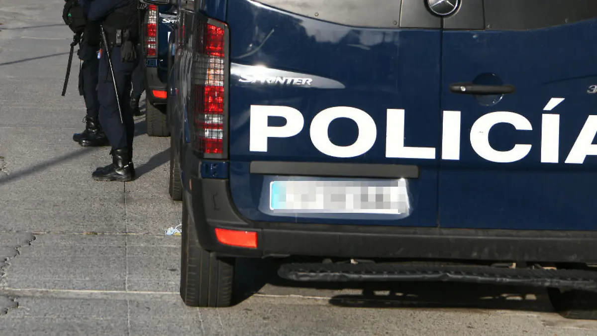 10.10.2022, Spanien, Ceuta: Ein Polizeiwagen und Beamte der Nationalen Polizei stehen während eines Polizeieinsatzes im Stadtteil El Principe in Ceuta. Ein Mann wurde in der Nacht bei einer Schießerei getötet. Foto: Antonio Sempere/EUROPA PRESS/dpa +++ dpa-Bildfunk +++