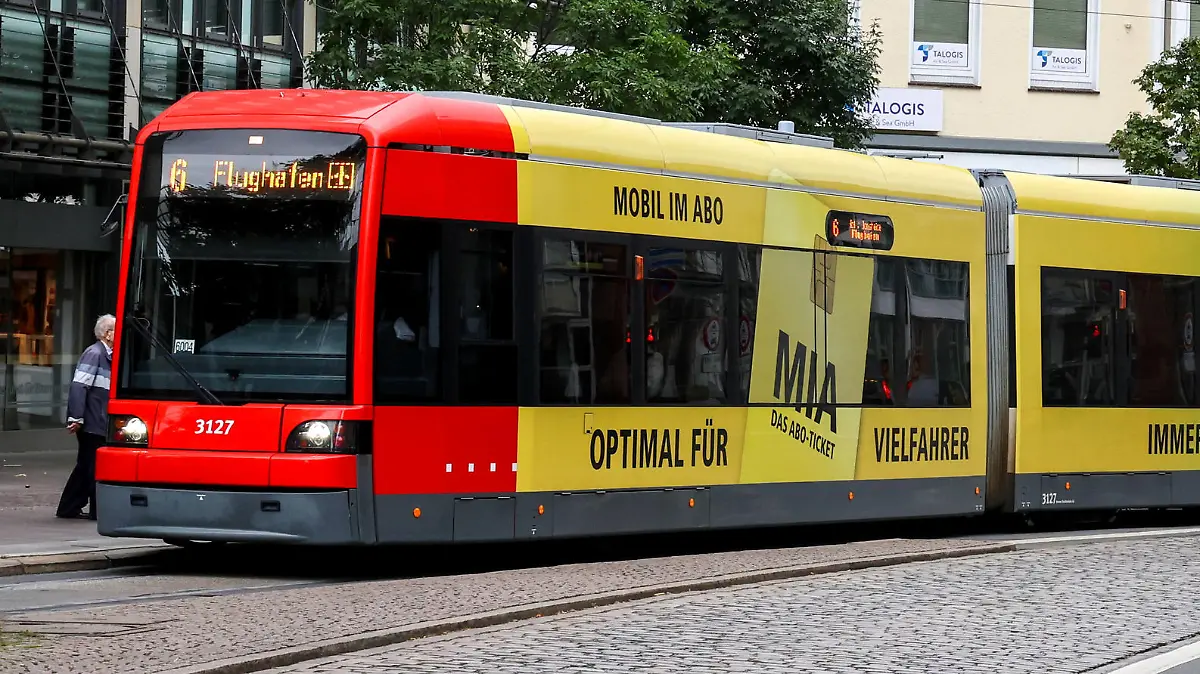 DEU, Deutschland, Bremen, 03.10.2023: Straßenbahn der Bremer Straßenbahn AG BSAG in der Innenstadt von Bremen *** DEU, Germany, Bremen, 03 10 2023 streetcar of the Bremer Straßenbahn AG BSAG in the city center of Bremen