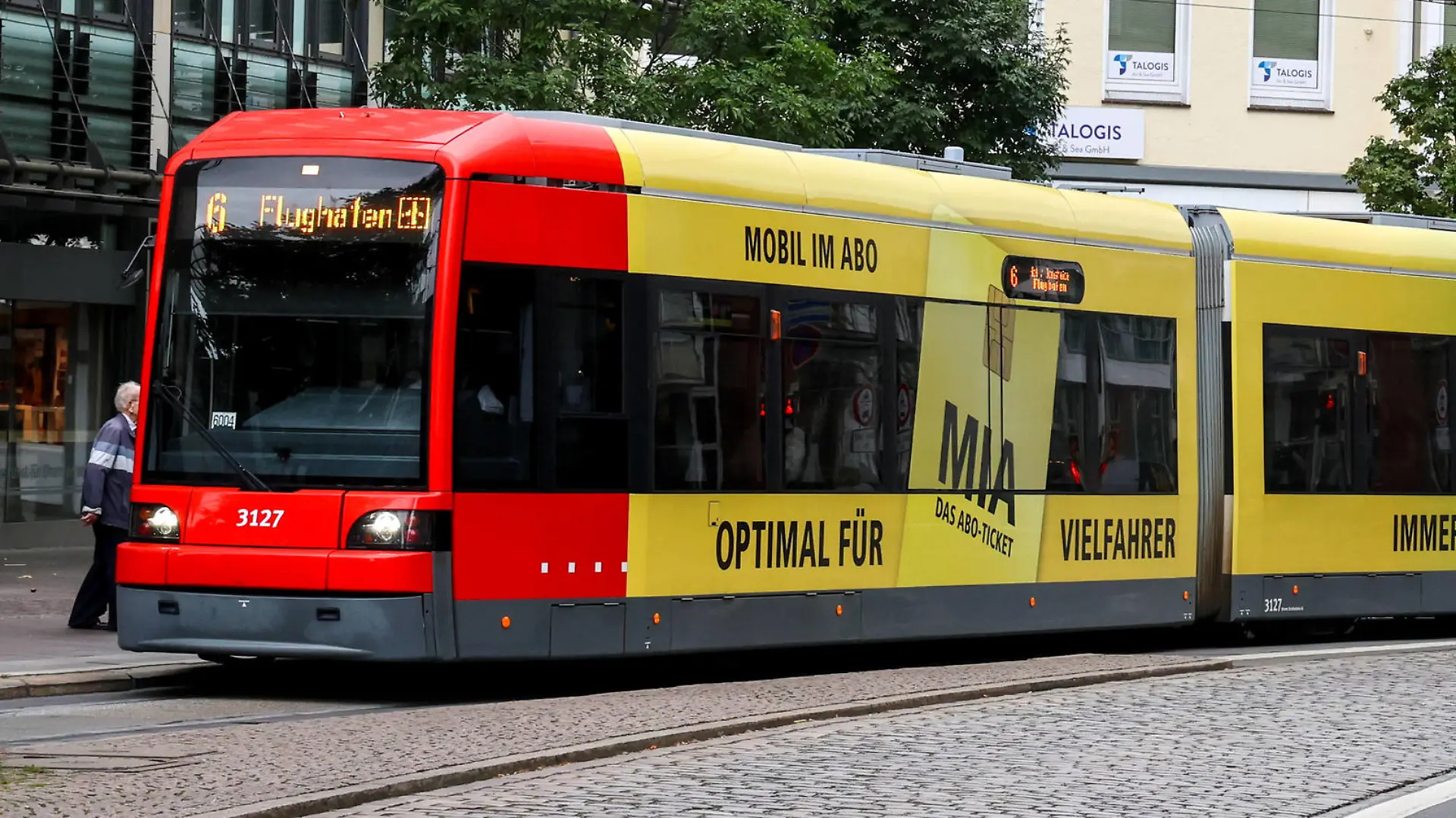DEU, Deutschland, Bremen, 03.10.2023: Straßenbahn der Bremer Straßenbahn AG BSAG in der Innenstadt von Bremen *** DEU, Germany, Bremen, 03 10 2023 streetcar of the Bremer Straßenbahn AG BSAG in the city center of Bremen