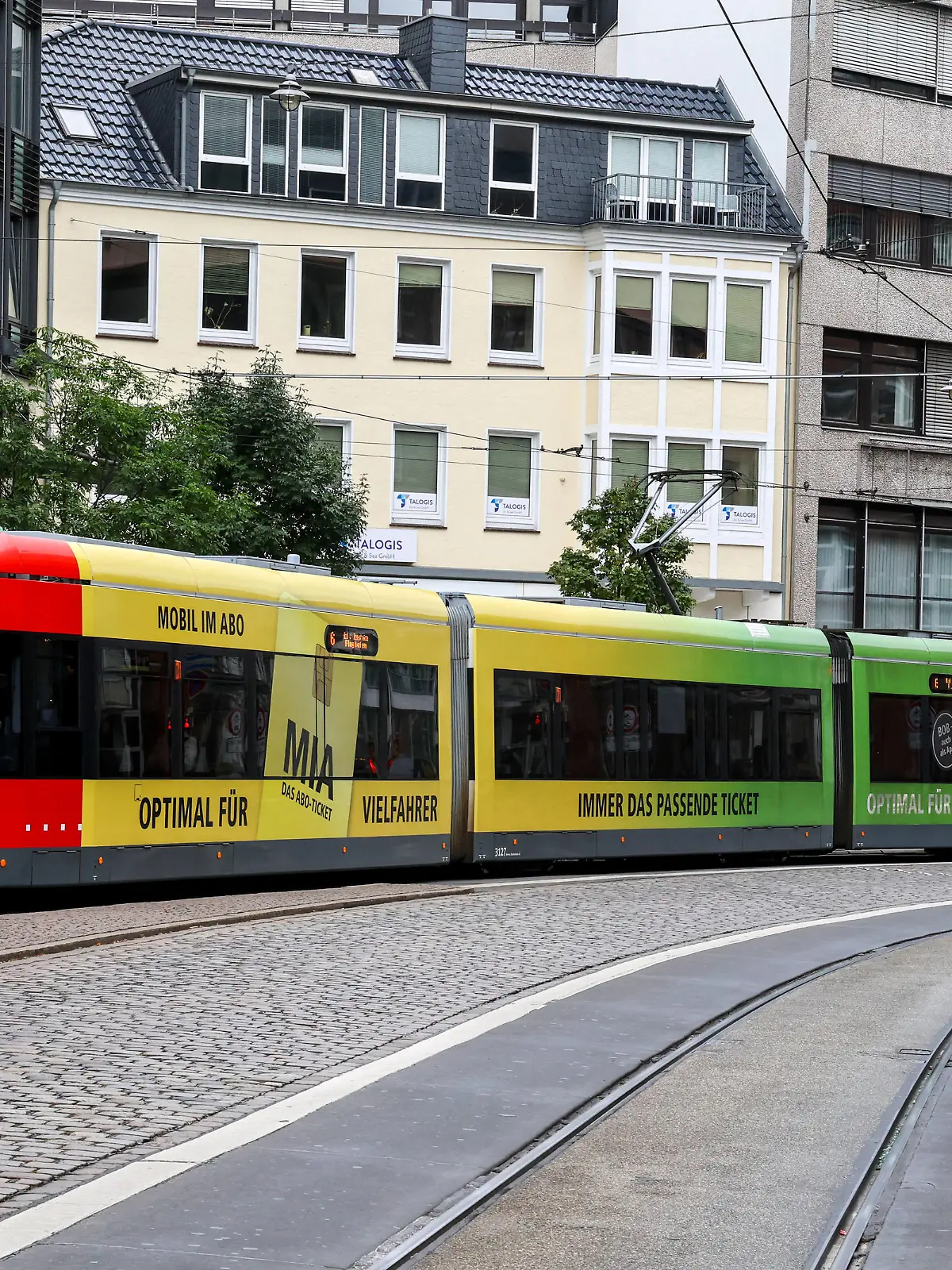 DEU, Deutschland, Bremen, 03.10.2023: Straßenbahn der Bremer Straßenbahn AG BSAG in der Innenstadt von Bremen *** DEU, Germany, Bremen, 03 10 2023 streetcar of the Bremer Straßenbahn AG BSAG in the city center of Bremen