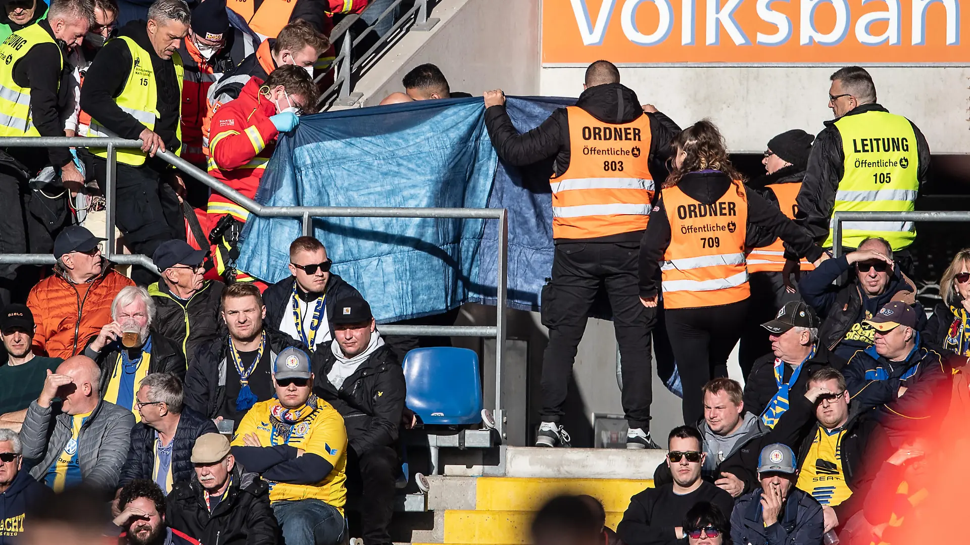 Fußball: 2. Bundesliga, Eintracht Braunschweig - SpVgg Greuther Fürth, 15. Spieltag, Eintracht-Stadion. Notarzteinsatz auf der Tribüne.