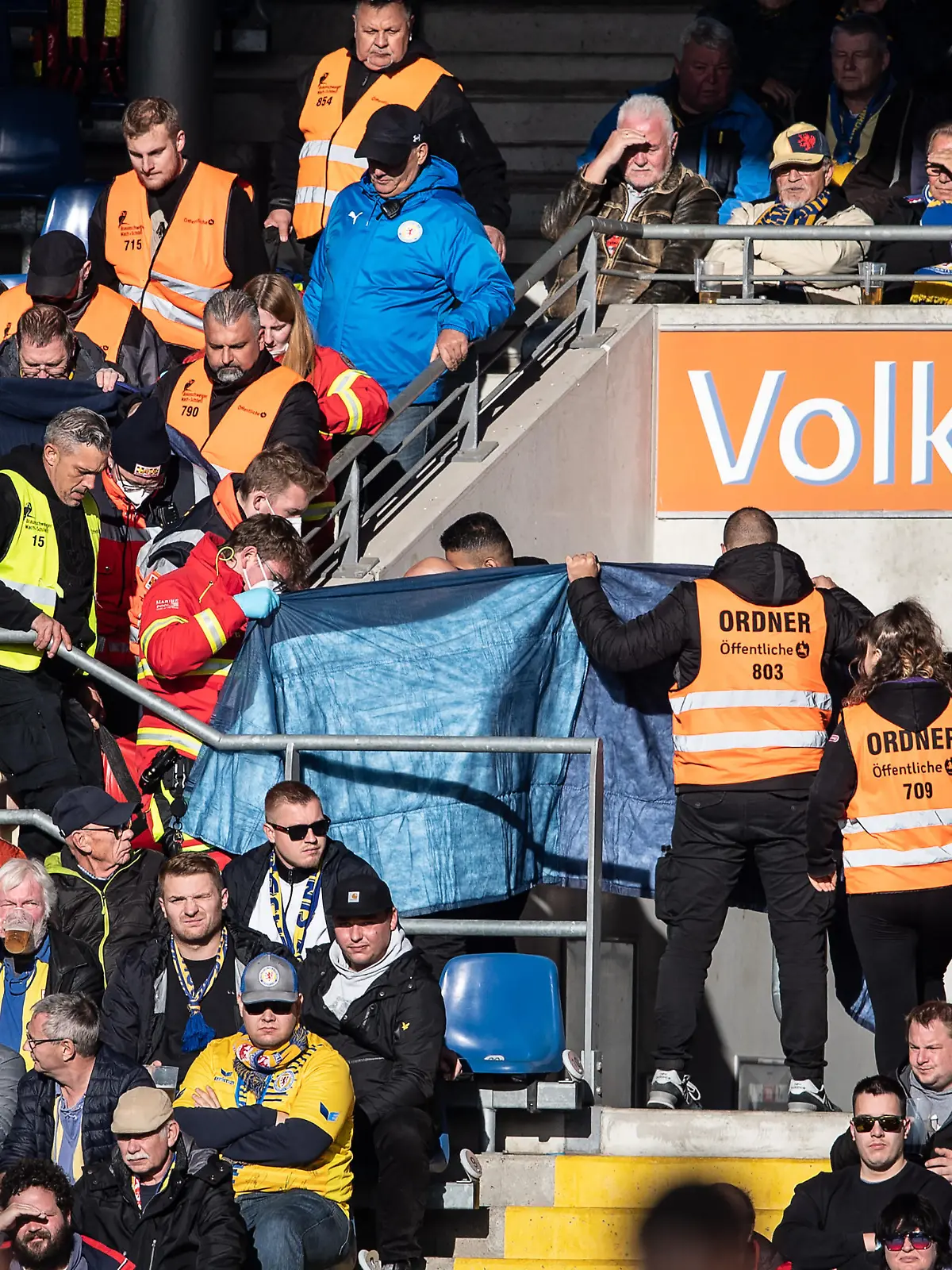 Fußball: 2. Bundesliga, Eintracht Braunschweig - SpVgg Greuther Fürth, 15. Spieltag, Eintracht-Stadion. Notarzteinsatz auf der Tribüne.