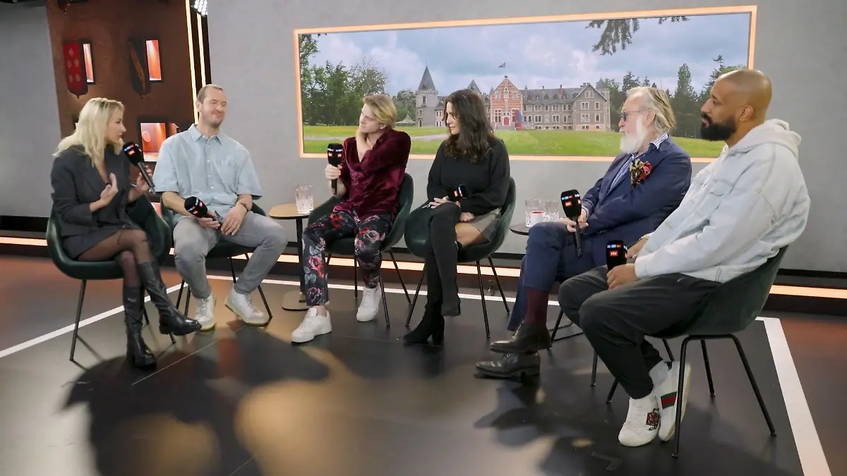 Anna-Carina Woitschack, Pascal Hens, Vincent Gross, Mariella Ahrens, Friedrich Liechtenstein und Jalil treffen sich zum Wiedersehen.