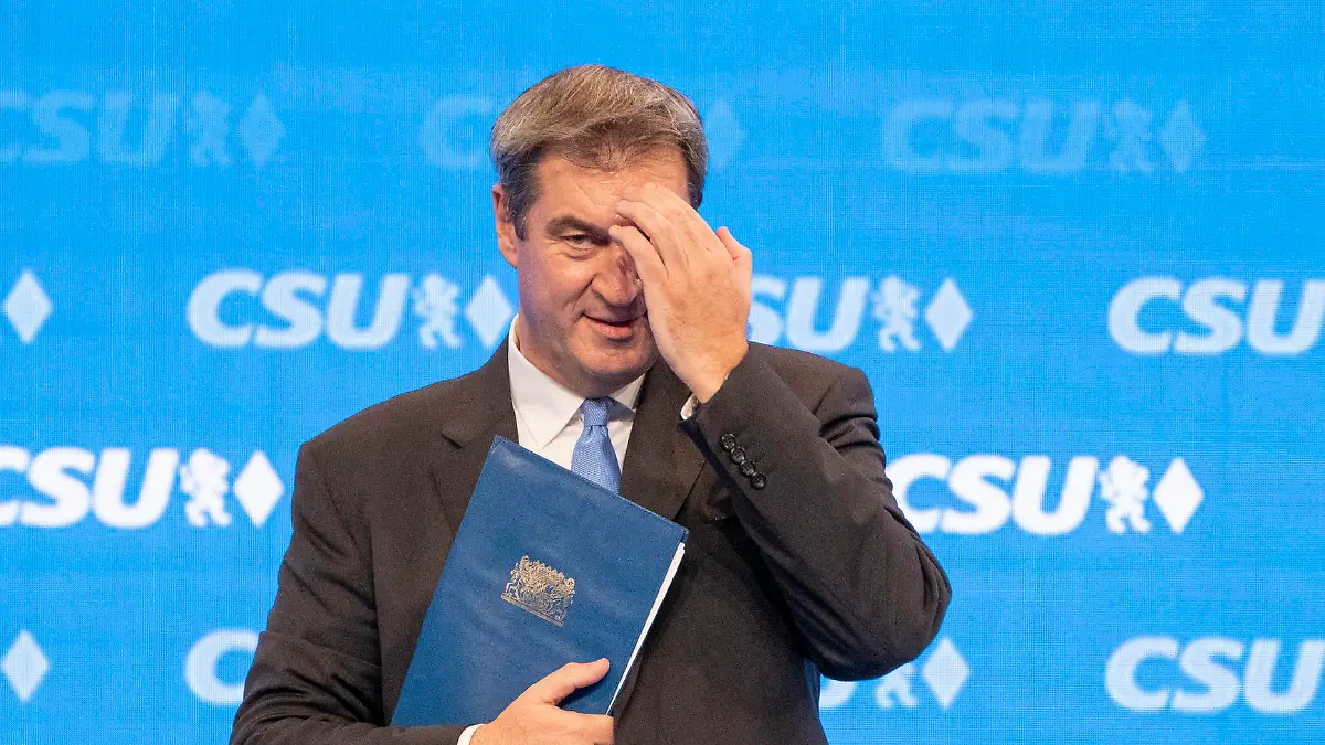 News Bilder des Tages Parteitag der CSU 2022 in Augsburg Markus Söder, Parteivorsitzender, unmittelbar nach seiner Rede vor dem ParteitagParteitag der CSU 2022 in Augsburg Markus Söder, Parteivorsitzender, unmittelbar nach seiner Rede vor dem Parteitag, Augsburg Bayern Deutschland Messe *** Party Congress of the CSU 2022 in Augsburg Markus Söder, party leader, immediately after his speech before the party Congress Party Congress of the CSU 2022 in Augsburg Markus Söder, party leader, immediately after his speech before the party Congress, Augsburg Bavaria Germany Fair