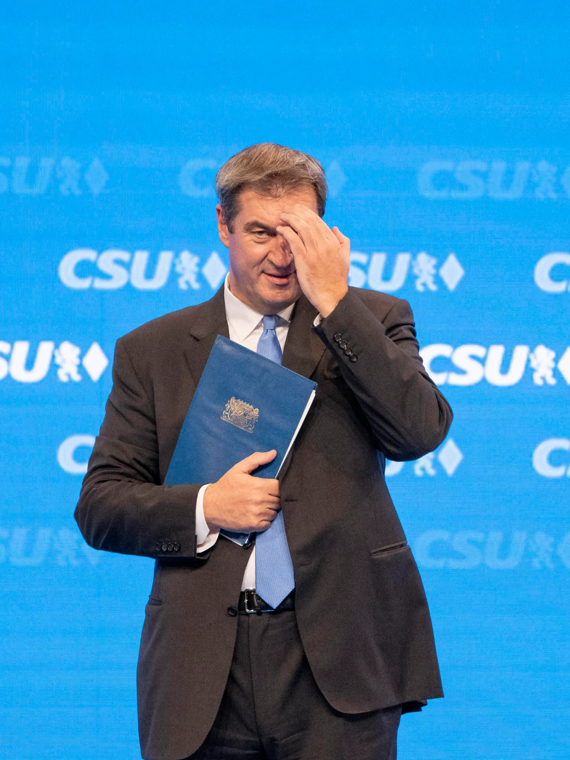 News Bilder des Tages Parteitag der CSU 2022 in Augsburg Markus Söder, Parteivorsitzender, unmittelbar nach seiner Rede vor dem ParteitagParteitag der CSU 2022 in Augsburg Markus Söder, Parteivorsitzender, unmittelbar nach seiner Rede vor dem Parteitag, Augsburg Bayern Deutschland Messe *** Party Congress of the CSU 2022 in Augsburg Markus Söder, party leader, immediately after his speech before the party Congress Party Congress of the CSU 2022 in Augsburg Markus Söder, party leader, immediately after his speech before the party Congress, Augsburg Bavaria Germany Fair
