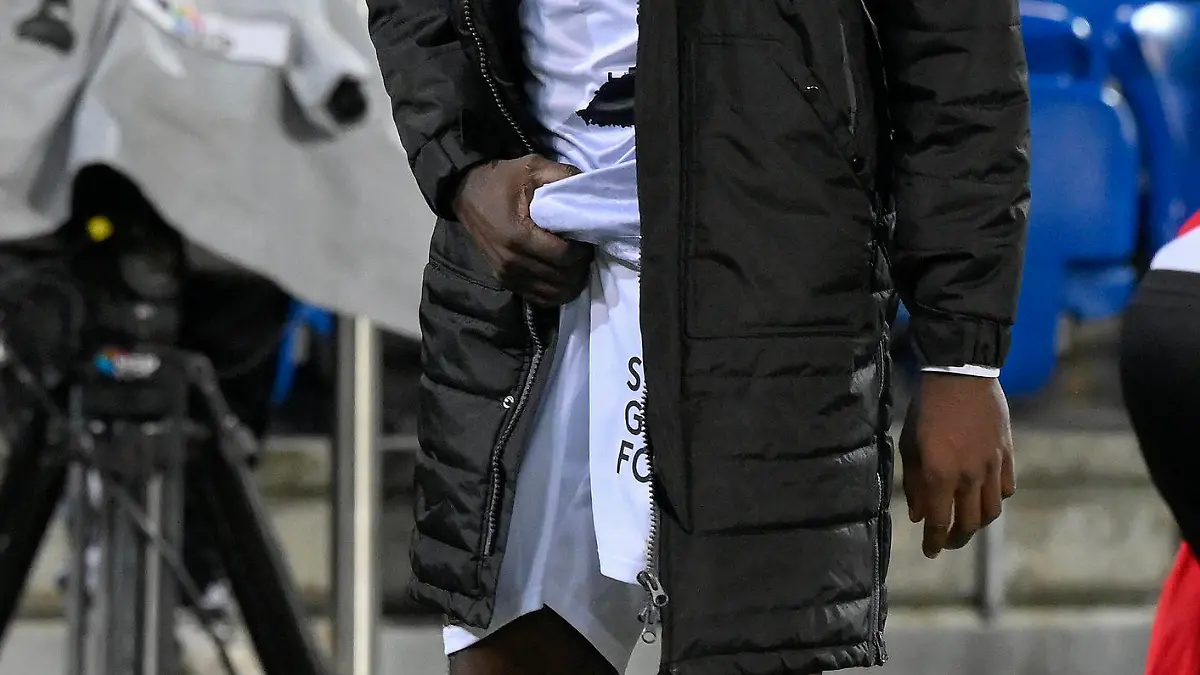 Mario Balotelli, FCS, antwortet auf Fan Pfiffe mit Handgriff unter Gürtellinie, FC Basel - FC Sion, Super League, Fussball, 06.11.2022 *** Mario Balotelli, FCS, responds to fan whistles with hand grip below the belt, FC Basel FC Sion, Super League, Football, 06 11 2022 PUBLICATIONxNOTxINxSUI 