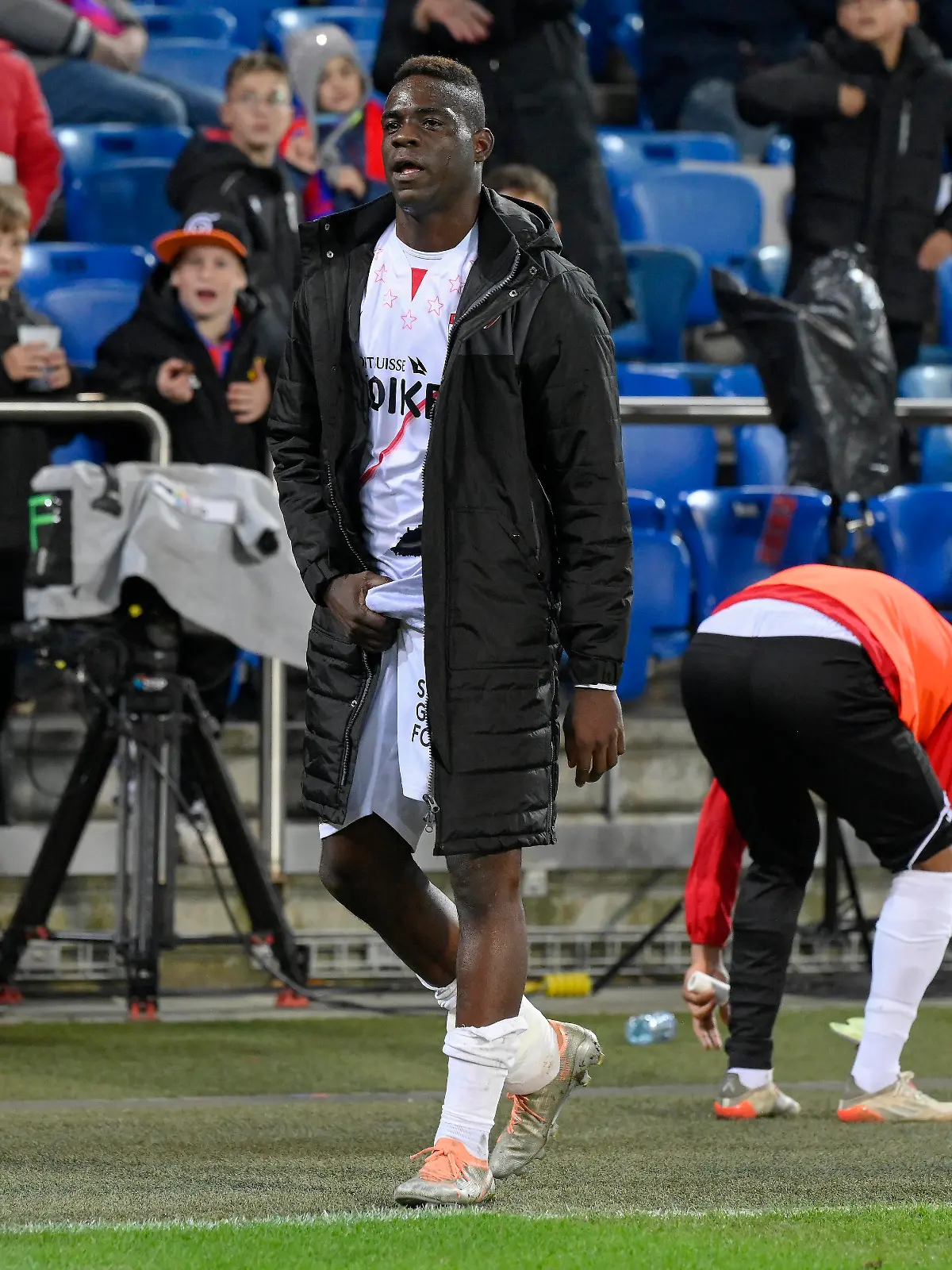 Mario Balotelli, FCS, antwortet auf Fan Pfiffe mit Handgriff unter Gürtellinie, FC Basel - FC Sion, Super League, Fussball, 06.11.2022 *** Mario Balotelli, FCS, responds to fan whistles with hand grip below the belt, FC Basel FC Sion, Super League, Football, 06 11 2022 PUBLICATIONxNOTxINxSUI 