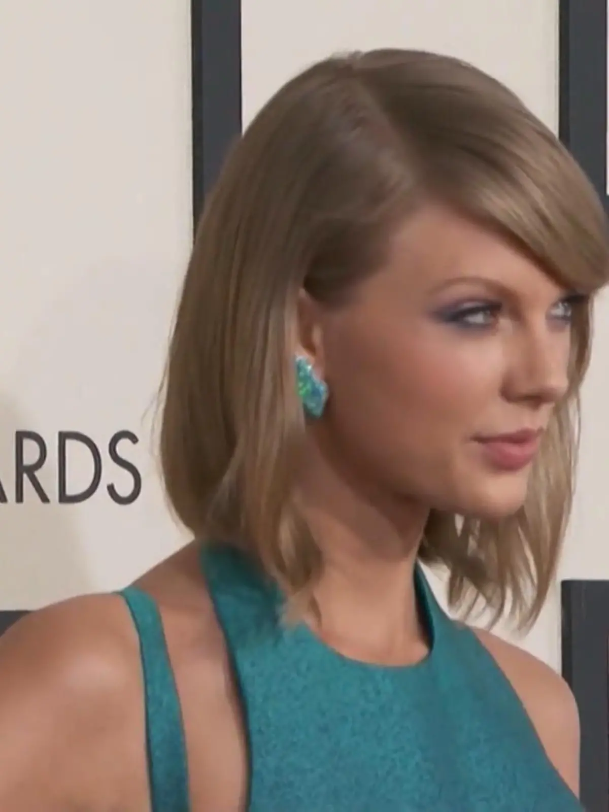 Ob mit ihren Musikrekorden oder ihrem Datingleben – um Megastar Taylor Swift kommt in den letzten Monaten niemand herum! Dabei lässt der Hype um die Sängerin ordentlich die Kassen klingeln – offenbar so sehr, dass sie jetzt den Milliardärsstatus erreicht hat. Womit die Sängerin auf den letzten Metern ihren finanziellen Aufstieg in den Club der Milliardäre geschafft hat, verraten wir im Video.
