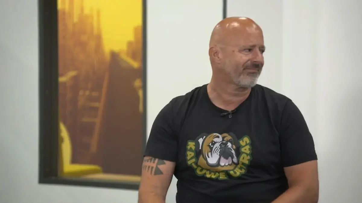 Detlef Steves verdrückt sich die Tränen, während er über seinen Hund Kai Uwe spricht