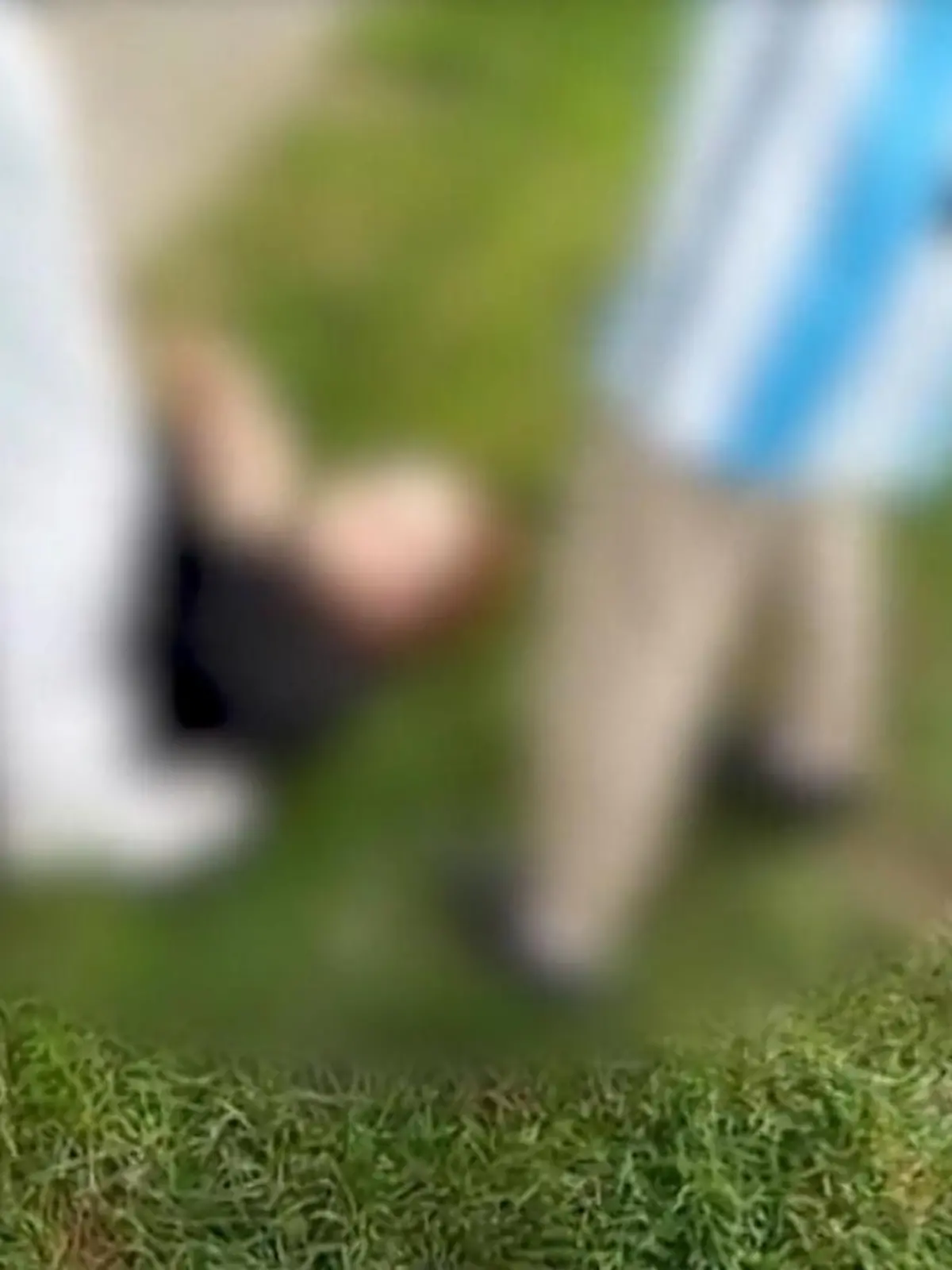Ein neuer Fall von Jugendgewalt hat sich am Sonntag in Neubrandenburg zugetragen. Die 11-13 Jahre alten (vorrangig) Täterinnen haben eine 13-Jährige in eine "Falle gelockt“, sie dann über mehr als eine Stunde lang verfolgt, geschlagen, getreten, gedemütigt, sie mit dem Messer bedroht, sie bemalt und sie in eine große Pfütze geworfen.