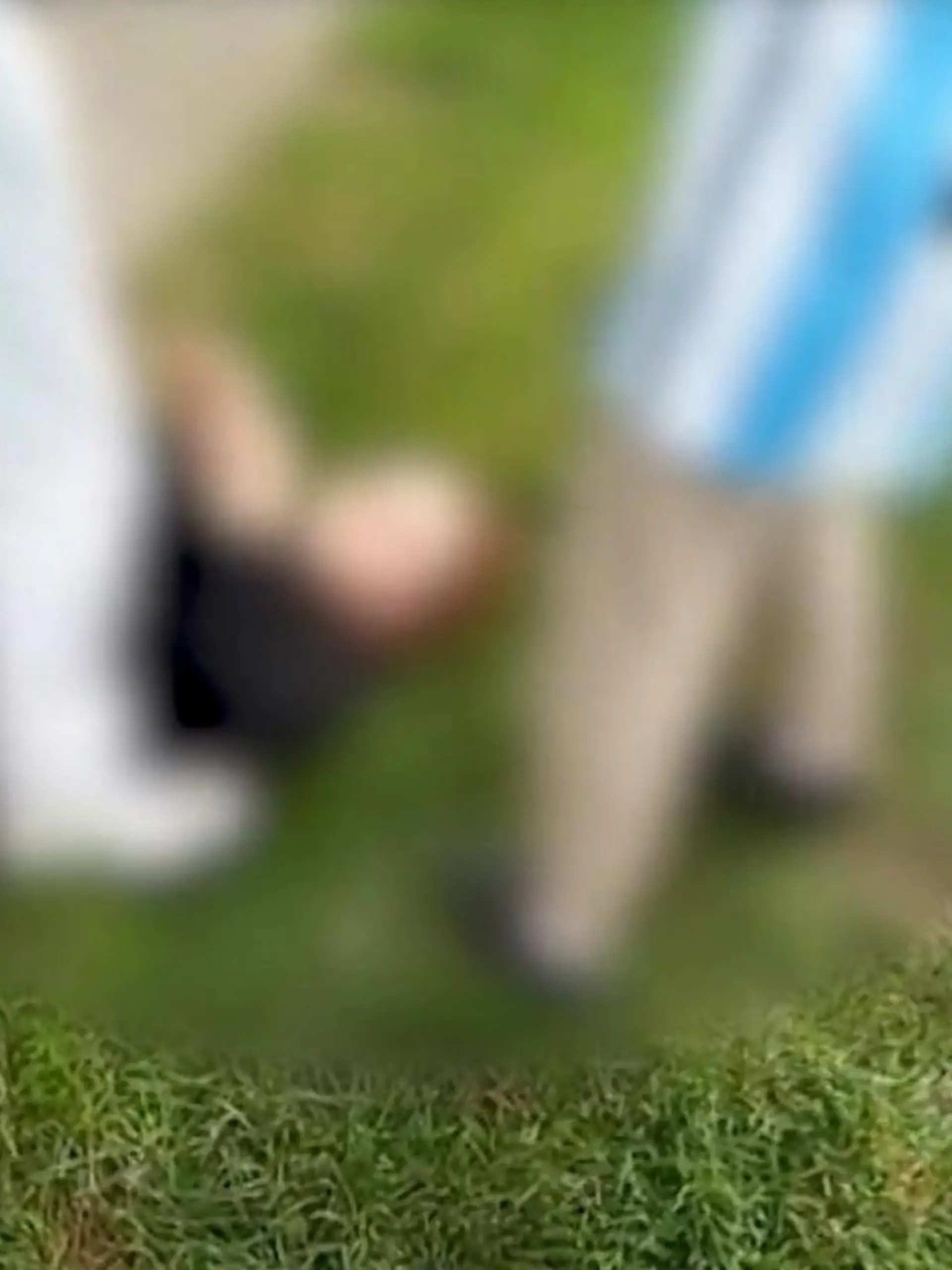 Ein neuer Fall von Jugendgewalt hat sich am Sonntag in Neubrandenburg zugetragen. Die 11-13 Jahre alten (vorrangig) Täterinnen haben eine 13-Jährige in eine "Falle gelockt“, sie dann über mehr als eine Stunde lang verfolgt, geschlagen, getreten, gedemütigt, sie mit dem Messer bedroht, sie bemalt und sie in eine große Pfütze geworfen.
