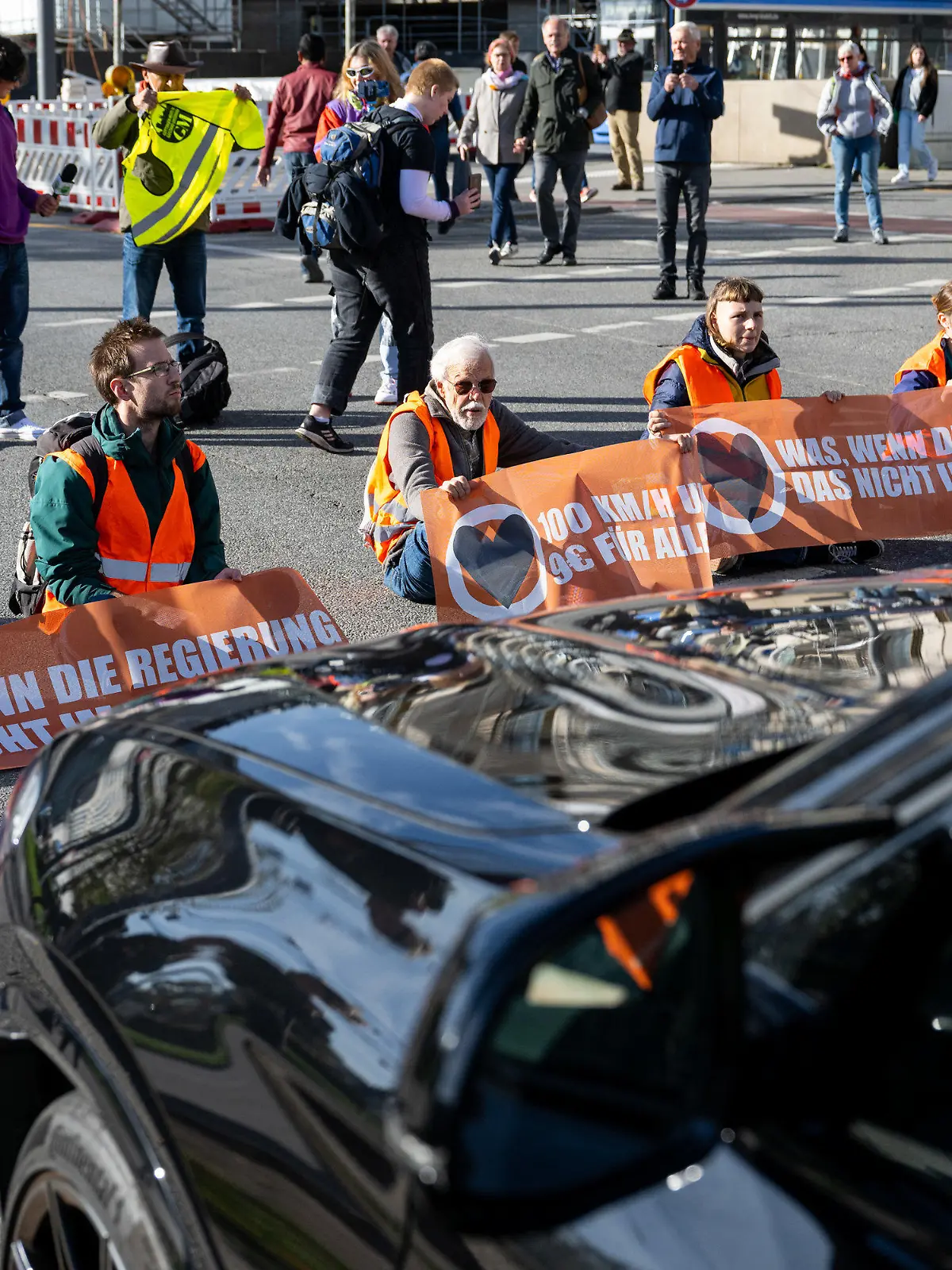 03.11.2022, Bayern, München: Klimaaktivisten haben sich am Karlsplatz in der Münchner Innenstadt auf die Fahrbahn geklebt und blockieren die Straße. Foto: Lennart Preiss/dpa +++ dpa-Bildfunk +++
