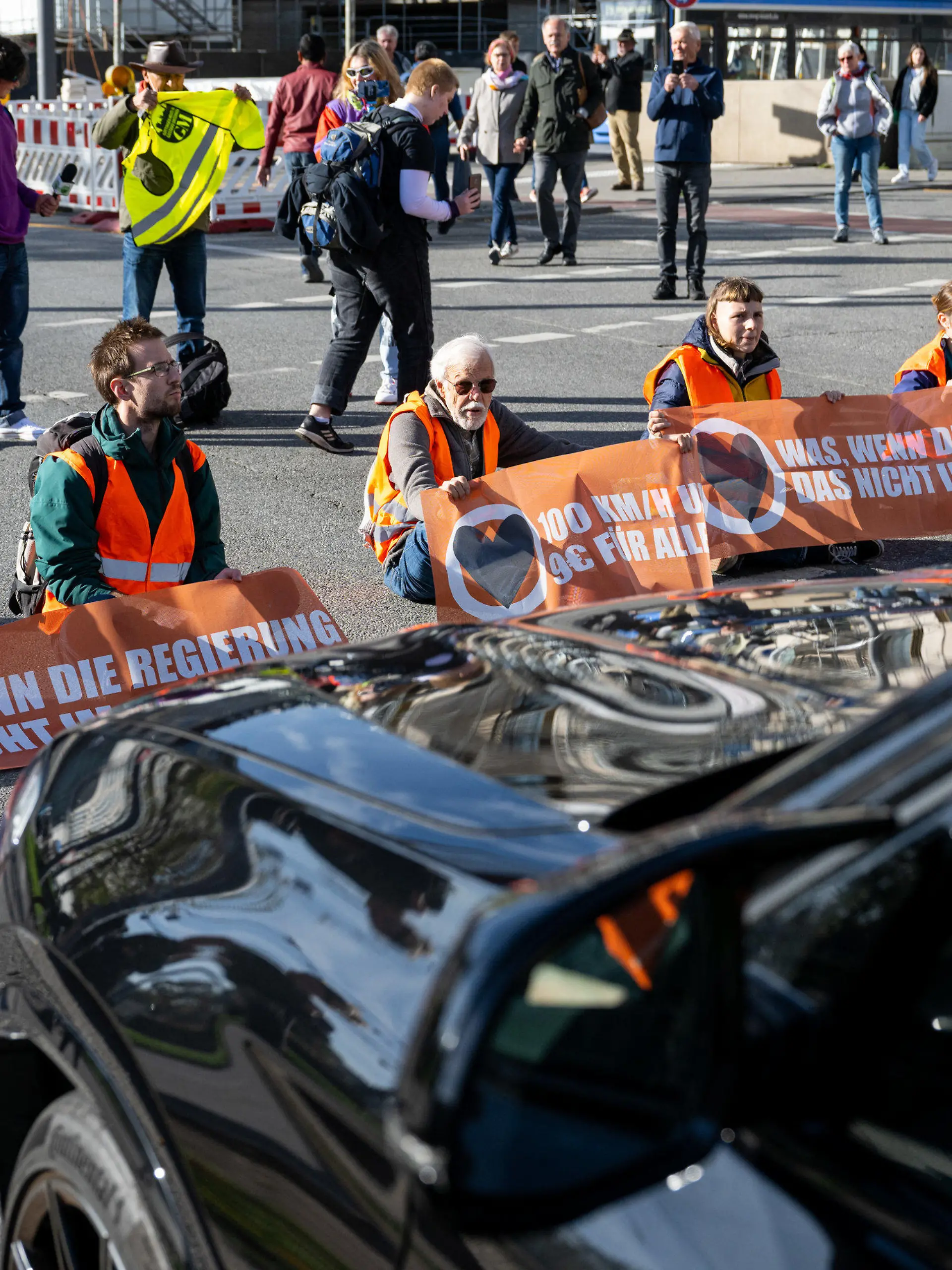 03.11.2022, Bayern, München: Klimaaktivisten haben sich am Karlsplatz in der Münchner Innenstadt auf die Fahrbahn geklebt und blockieren die Straße. Foto: Lennart Preiss/dpa +++ dpa-Bildfunk +++