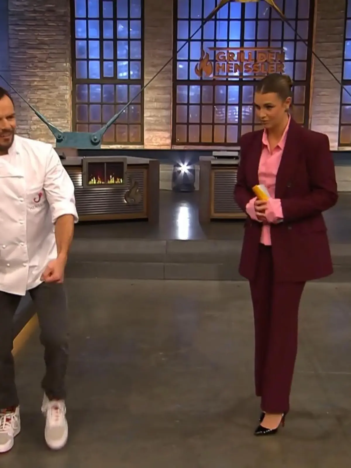 Nach dem Jubiläum ist vor dem Jubiläum: „In der vergangenen Woche haben wir zehn Jahre ‚Grill den Henssler‘ gefeiert. Heute startet eine neue Dekade“, kündigt Laura Wontorra an. Und was hat Koch-King Steffen Henssler in den nächsten 10 Jahren so vor? Wird er weiter auf der Bühne Prominente grillen? Sieht so aus als hätte der Profi-Koch so seine ganz klaren Pläne.