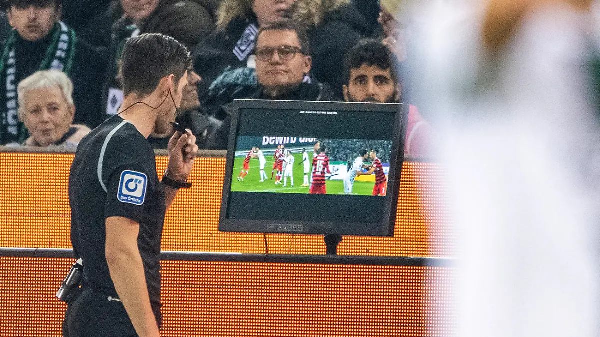 Fußball: Bundesliga, Borussia Mönchengladbach - VfB Stuttgart, 13. Spieltag, Borussia Park: Schiedsrichter Matthias Jöllenbeck prüft per Videobeweis.
