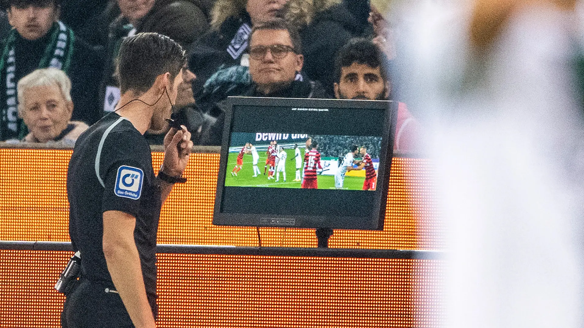 Fußball: Bundesliga, Borussia Mönchengladbach - VfB Stuttgart, 13. Spieltag, Borussia Park: Schiedsrichter Matthias Jöllenbeck prüft per Videobeweis.