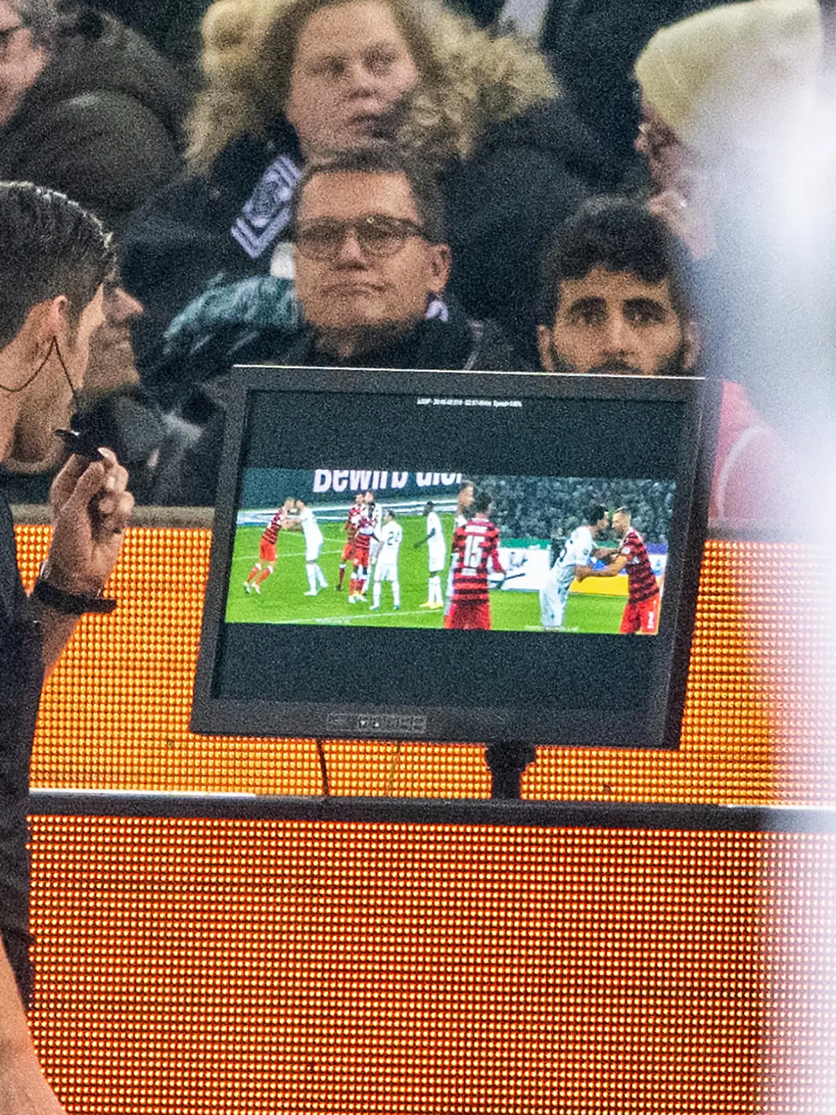 Fußball: Bundesliga, Borussia Mönchengladbach - VfB Stuttgart, 13. Spieltag, Borussia Park: Schiedsrichter Matthias Jöllenbeck prüft per Videobeweis.