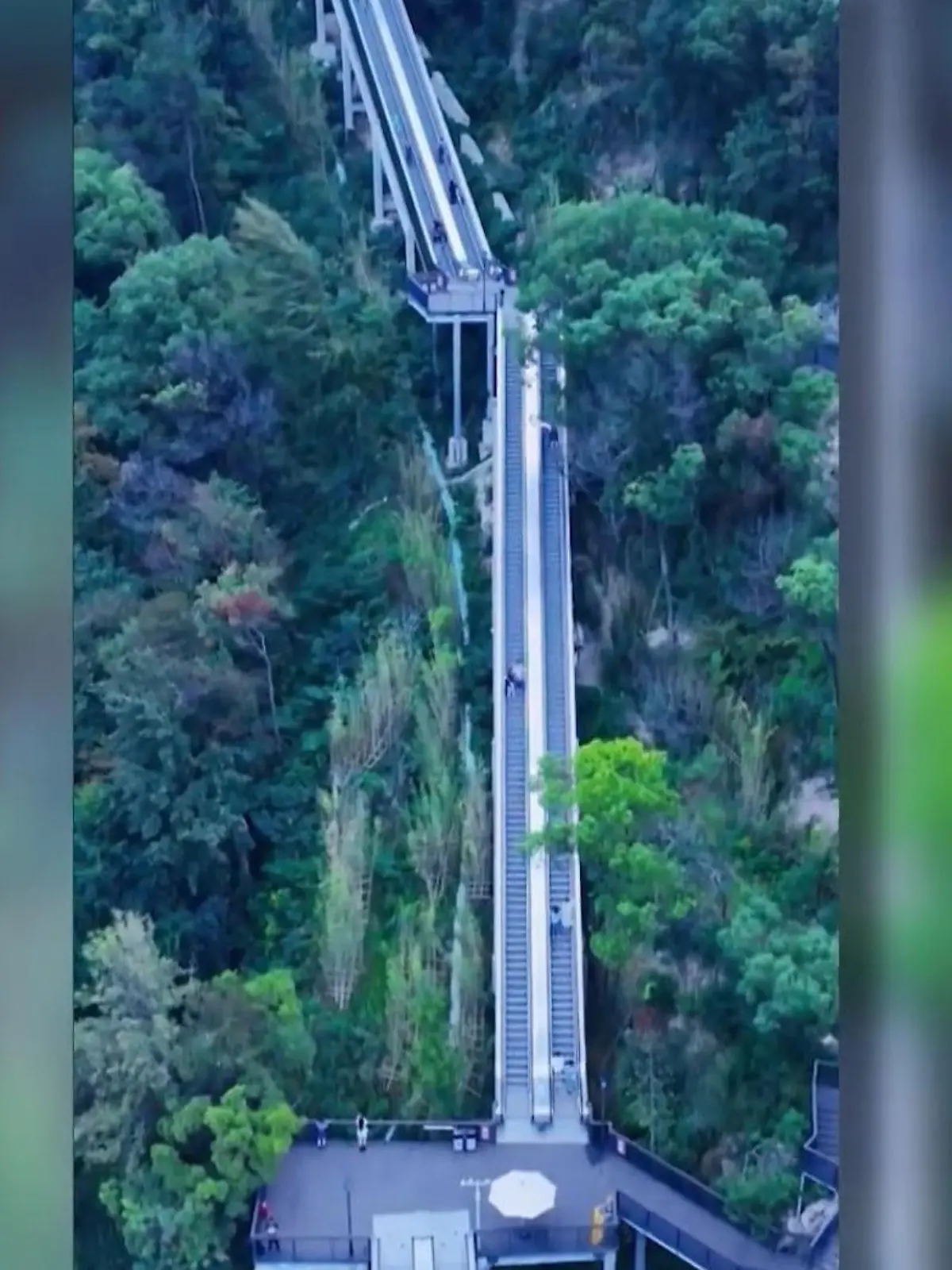 Diese Mega-Rolltreppe an, steht mitten in der Natur im Osten Chinas. 330 Meter ist sie lang und verkürzt den Aufstieg auf den Berg von einer Stunde zu Fuß auf zehn Minuten.