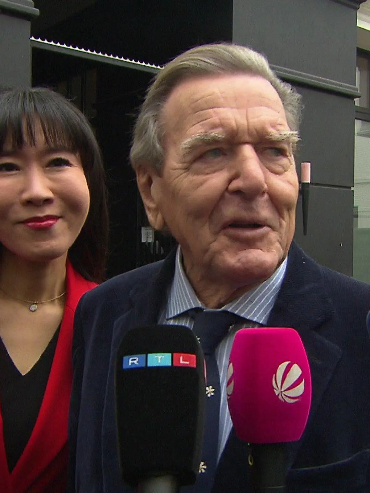 Gerhard Schröder auf dem Weg zu seiner Ehrung für 60 Jahre Parteizugehörigkeit.
