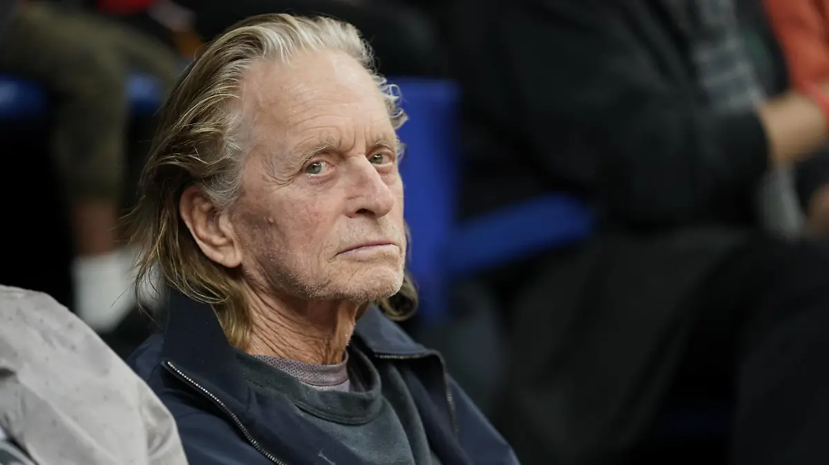 l acteur Michael Douglas assiste au match Metropolitans 92 vs Limoges CELEBRITIES: Michael Douglas a Cerdan- Paris - 04/11/2022 JonathanRebboah/Panoramic PUBLICATIONxNOTxINxFRAxITAxBEL PESRK24022012 