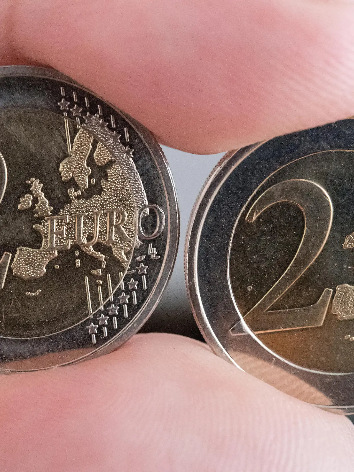 Zum Themendienst-Bericht von Sabine Meuter vom 2. August 2017: Nach der EU-Osterweiterung wurde auch die alte Europakarte auf den Euro-Münzen verändert - jedoch nicht bei allen. 2008 kamen einige Exemplare mit Fehlprägungen in den Umlauf, die noch nicht angepasst waren - sie sind bei Sammlern begehrt und wertvoll. (Archivbild vom 27.07.2017/Nur zur redaktionellen Verwendung durch Themendienst-Bezieher.) Foto: Karolin Krämer/dpa-tmn
