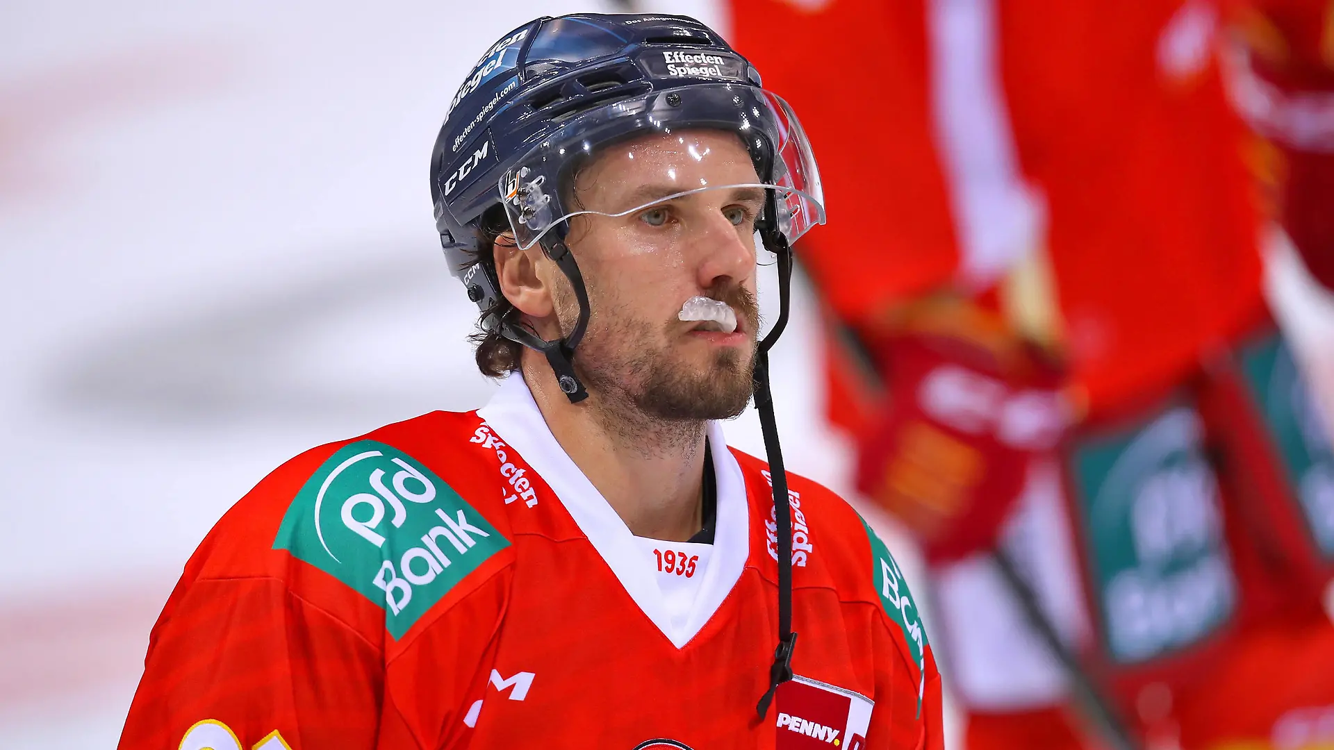 16.09.2022, PSD-BANK Dome Düsseldorf, Eishockey, Penny DEL Saison 2022 2023, Düsseldorfer EG - ERC Ingolstadt: Brendan O Donnell von Düsseldorfer EG trifft in der Nachspielzeit das leere Tor und entscheidet das Spiel für die DEG mit 4:3 NRW Deutschland