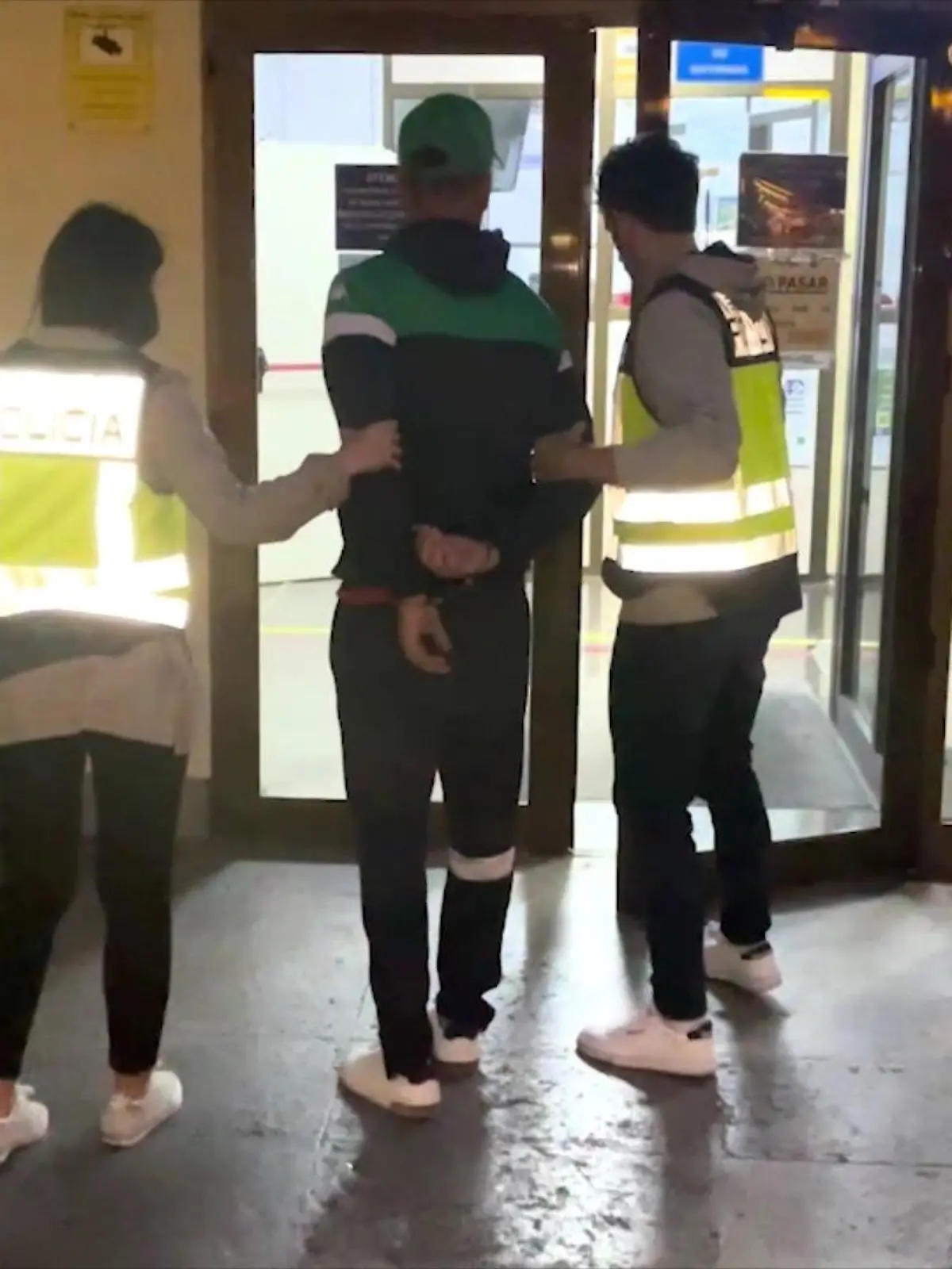 Polizisten führen einen der Tatverdächtigen (Mitte) ab. Was hat der Mann mit dem Tod des deutschen Urlaubers auf Mallorca im Oktober 2022 zu tun? Die Leiche des 20-Jährigen war auf der Flughafenautobahn gefunden worden.