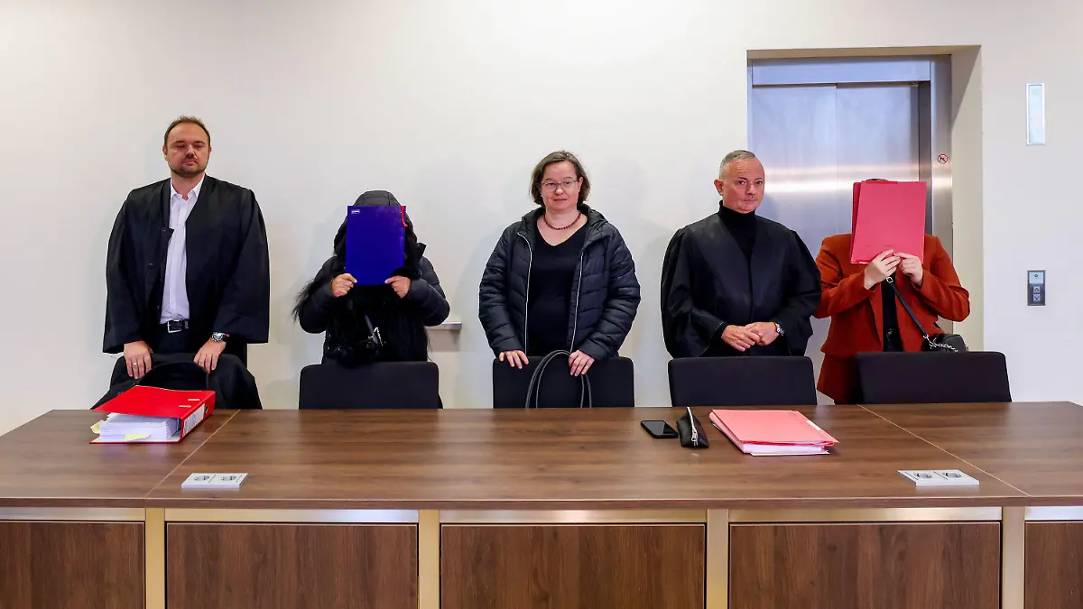 27.10.2023, Nordrhein-Westfalen, Gelsenkirchen: Die beiden angeklagten Tagesmütter (2.v.l und r) warten mit ihren Anwälten Andre Wallmüller (2.v.r) und Christian Beckmann und einer Dolmetscherin im Gerichtssaal auf den Beginn des Prozesses wegen fahrlässiger Tötung. Die Anklage wirft ihnen fahrlässige Tötung vor. Die Tagesmütter sollen ihre Aufsichtspflicht vernachlässigt haben. Der Junge war beim Mittagsschlaf in seinem Bett erstickt, weil er sich in einem Etagenbett unglücklich eingeklemmt hatte. Foto: Christoph Reichwein/dpa +++ dpa-Bildfunk +++
