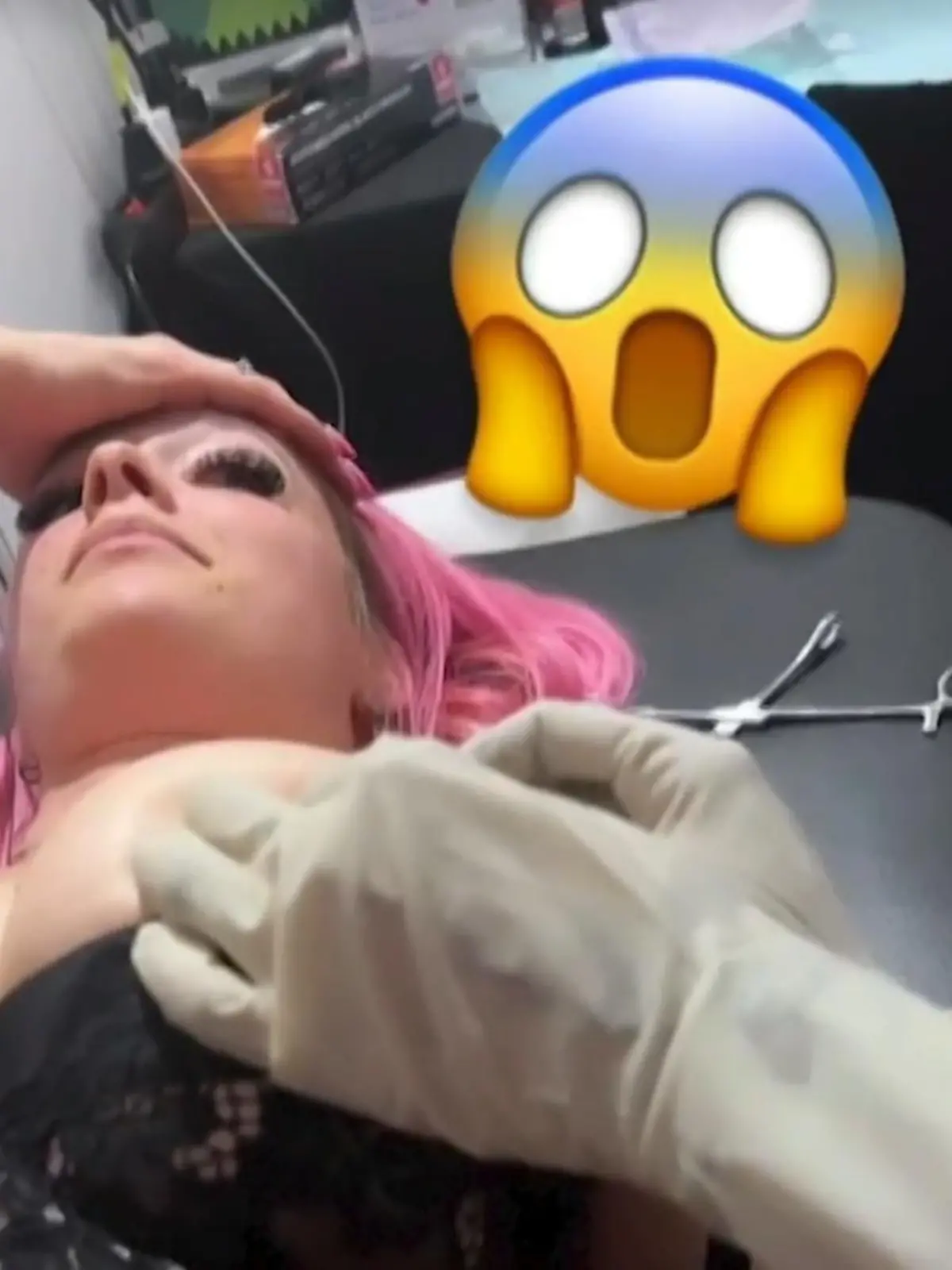 Bild zu: "Anne Wünsche lässt sich Nippelpiercing stechen"