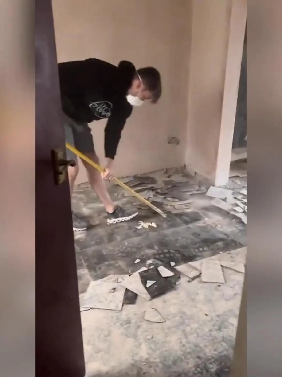 In Eigenregie hat diese Frau ihr Haus in einen echten Hingucker verwandelt. Das Ergebnis präsentiert sie stolz bei TikTok. Die Follower sind begeistert vom vorher-nachher-Vergleich.