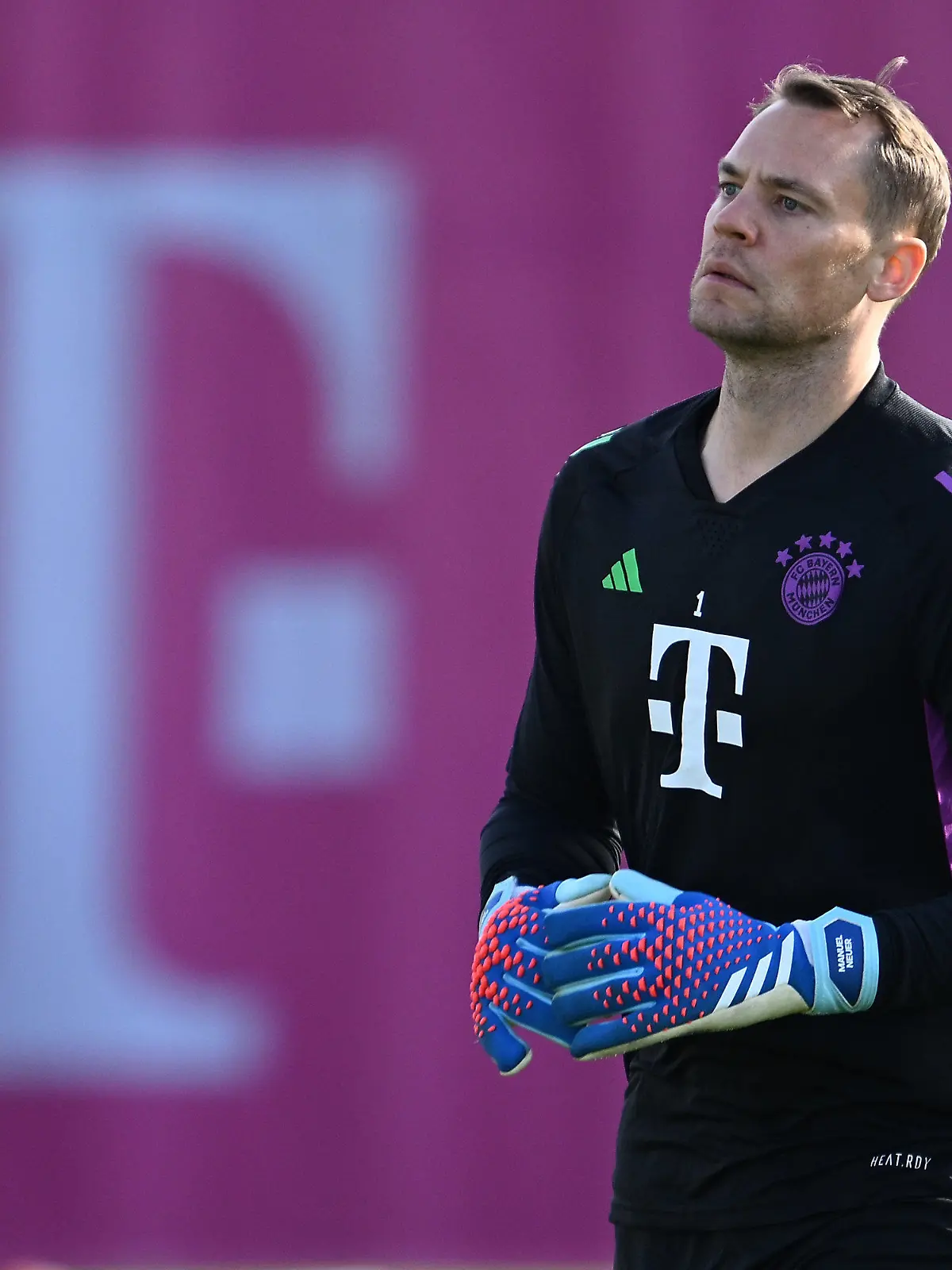 ARCHIV - 23.10.2023, Bayern, München: Torwart Manuel Neuer wärmt sich während einer Trainingseinheit des FC Bayern München auf. Er kehrt einem Medienbericht zufolge in den Münchner Kader zurück. (zu dpa: «Sky: Neuer gegen Darmstadt zurück im Bayern-Tor») Foto: Lennart Preiss/dpa +++ dpa-Bildfunk +++
